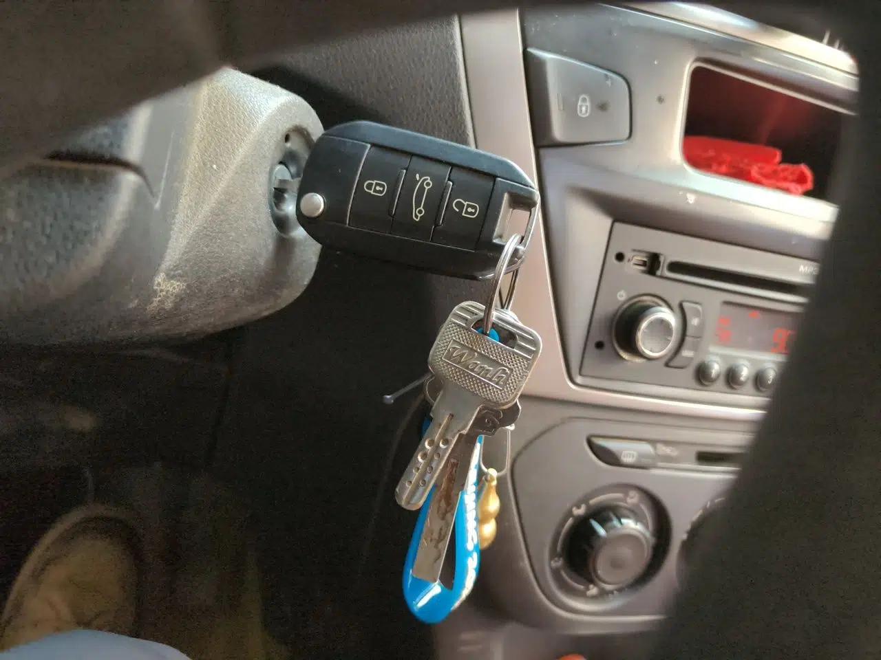 Peugeot 301 2014 1.6L Manual Comfort Edition — миниатюра 9