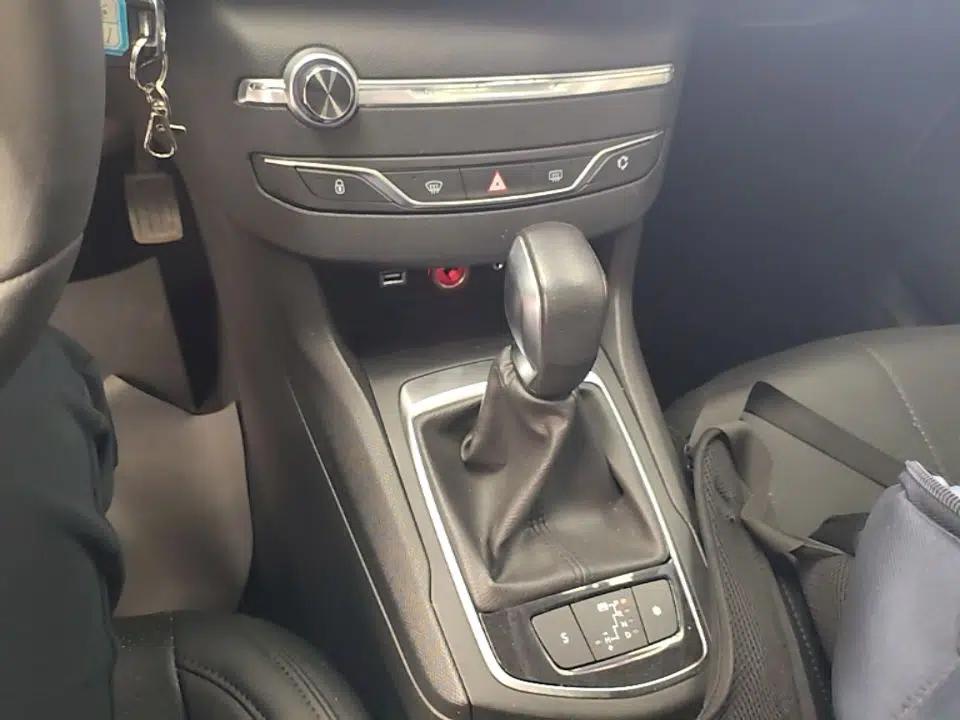 Peugeot 308S 2015 1.2T Automatic Jingchi Edition — миниатюра 17