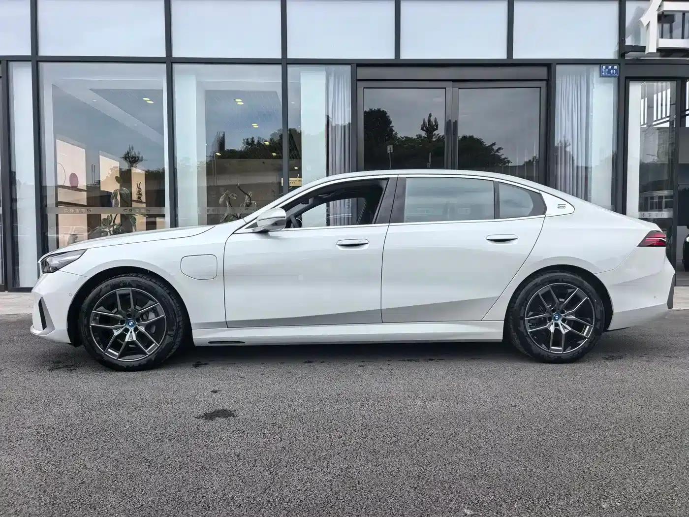 BMW i5 2024 eDrive 35L Premium Luxury Package — миниатюра 3