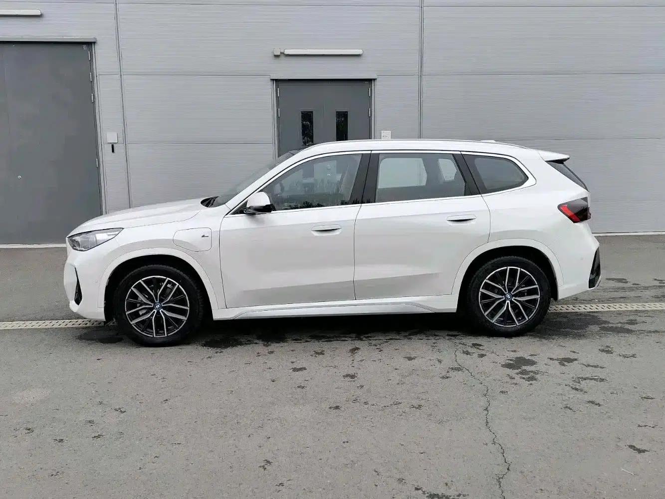 BMW iX1 2023 eDrive25L M Sport Package — миниатюра 11