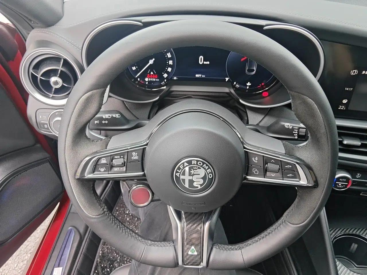 Alfa Romeo Giulia 2023 2.9T V6 520HP Four-Leaf Clover Edition — миниатюра 11