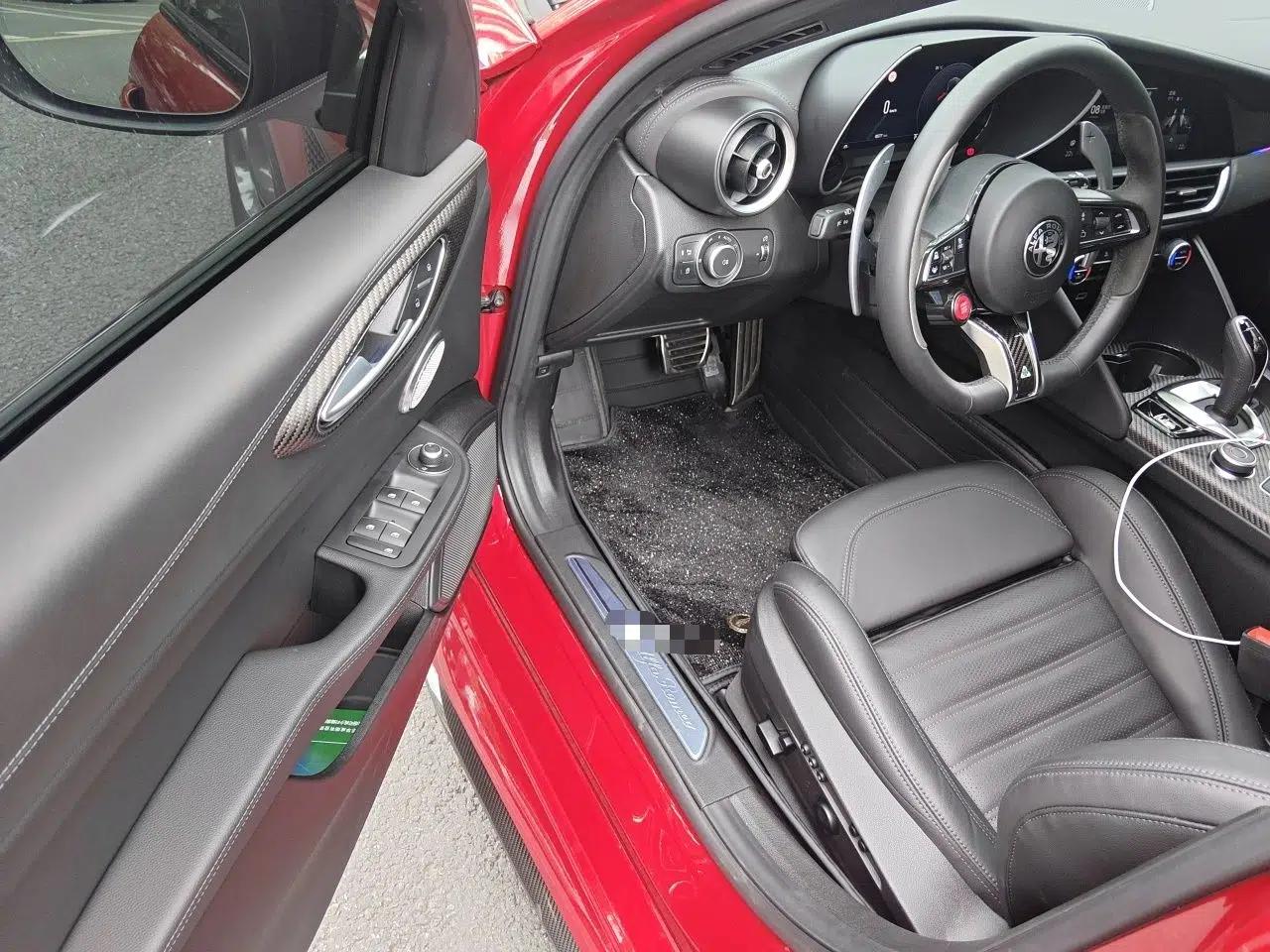 Alfa Romeo Giulia 2023 2.9T V6 520HP Four-Leaf Clover Edition — миниатюра 17