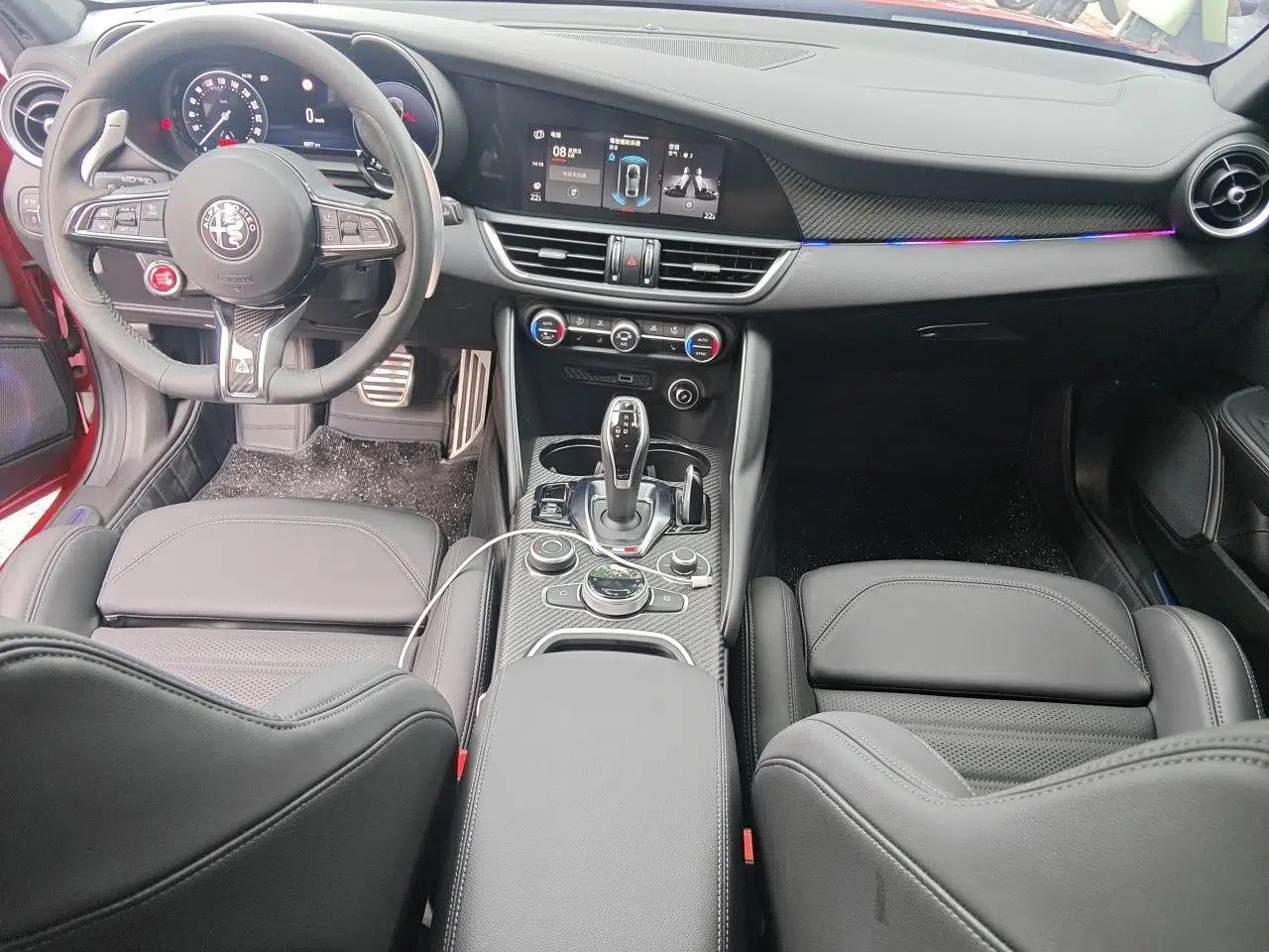 Alfa Romeo Giulia 2023 2.9T V6 520HP Four-Leaf Clover Edition — миниатюра 10