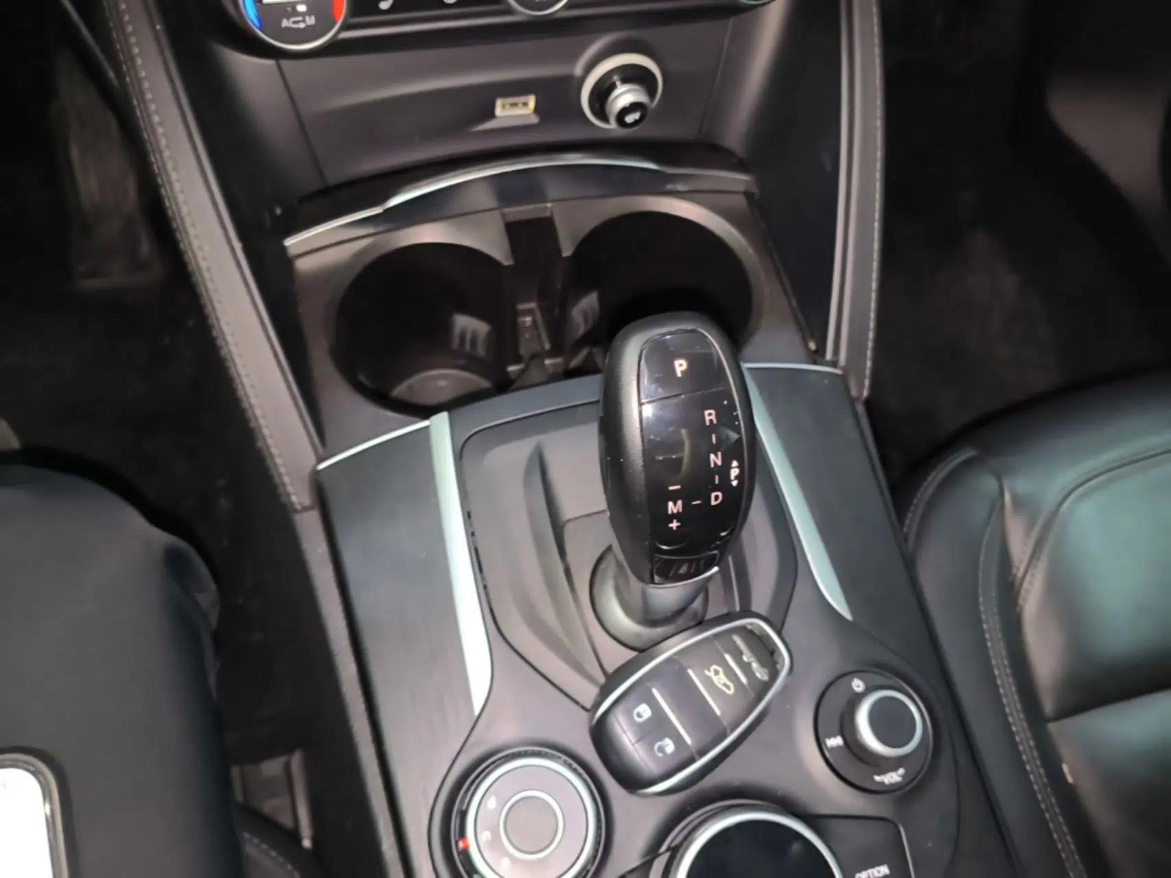 Alfa Romeo Stelvio 2017 2.0T 200HP Elite Edition — миниатюра 17
