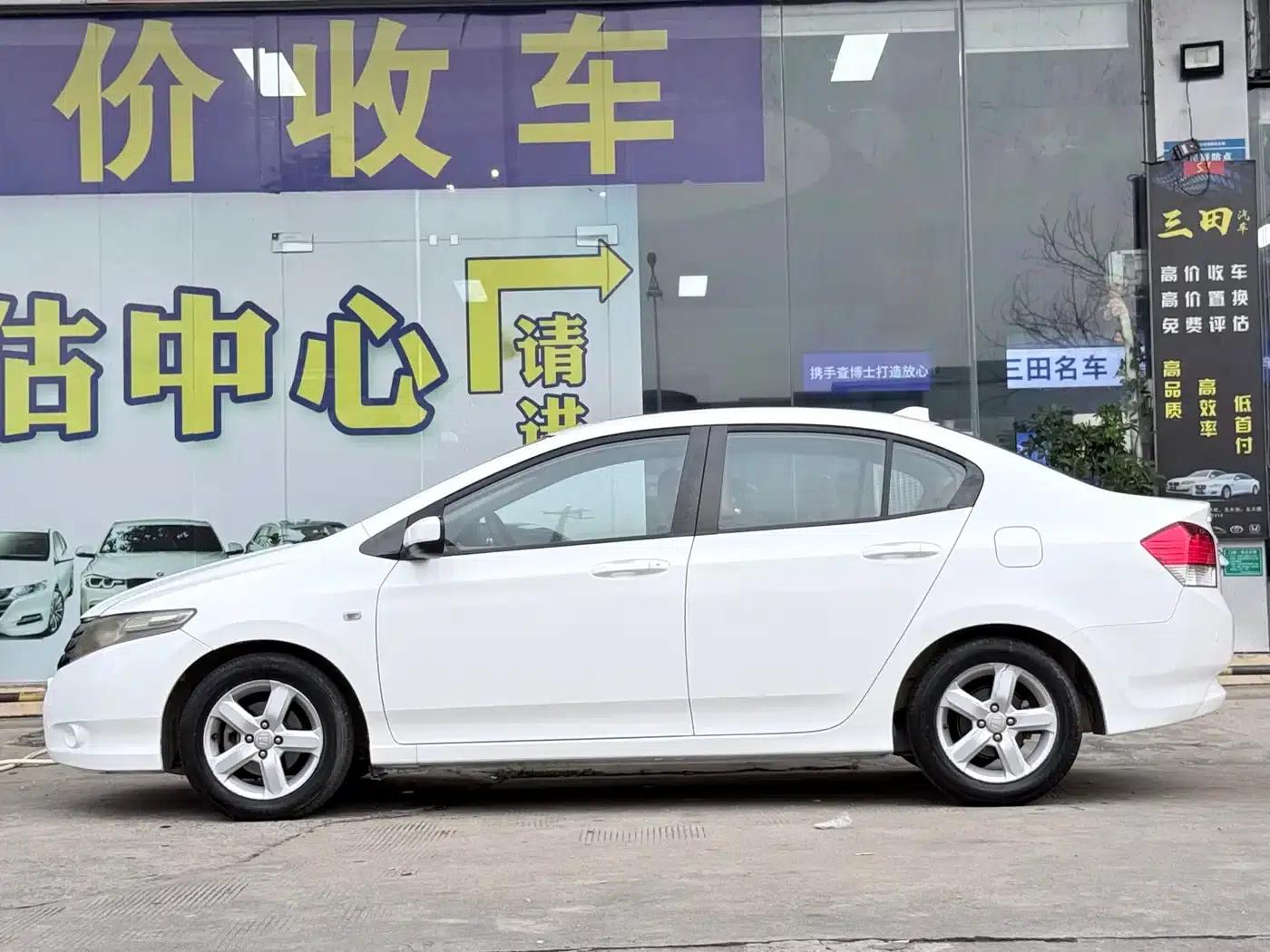 Honda City Classic 2012 1.5L Automatic Elite Edition — миниатюра 6