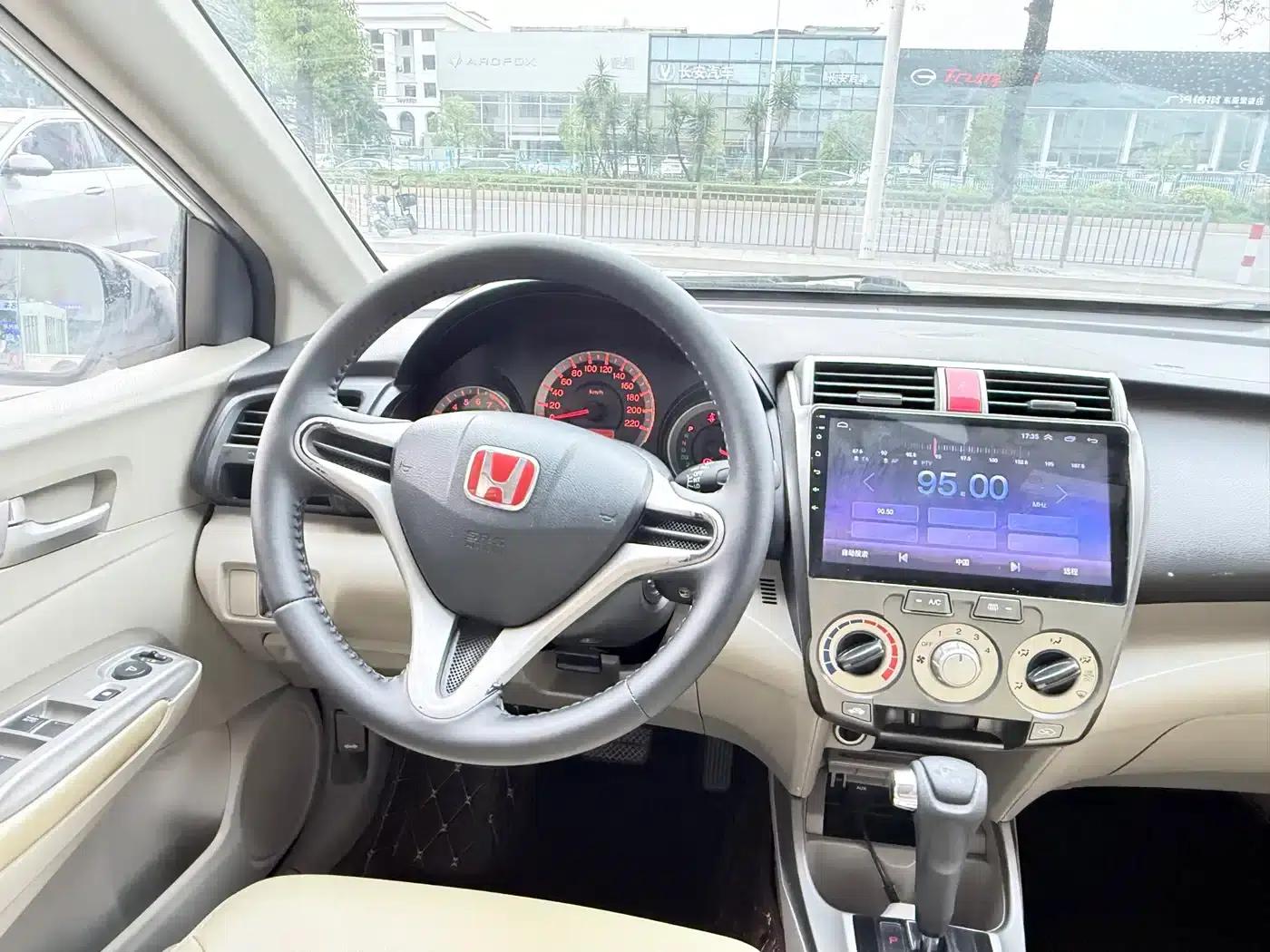 Honda City Classic 2012 1.5L Automatic Elite Edition — миниатюра 7