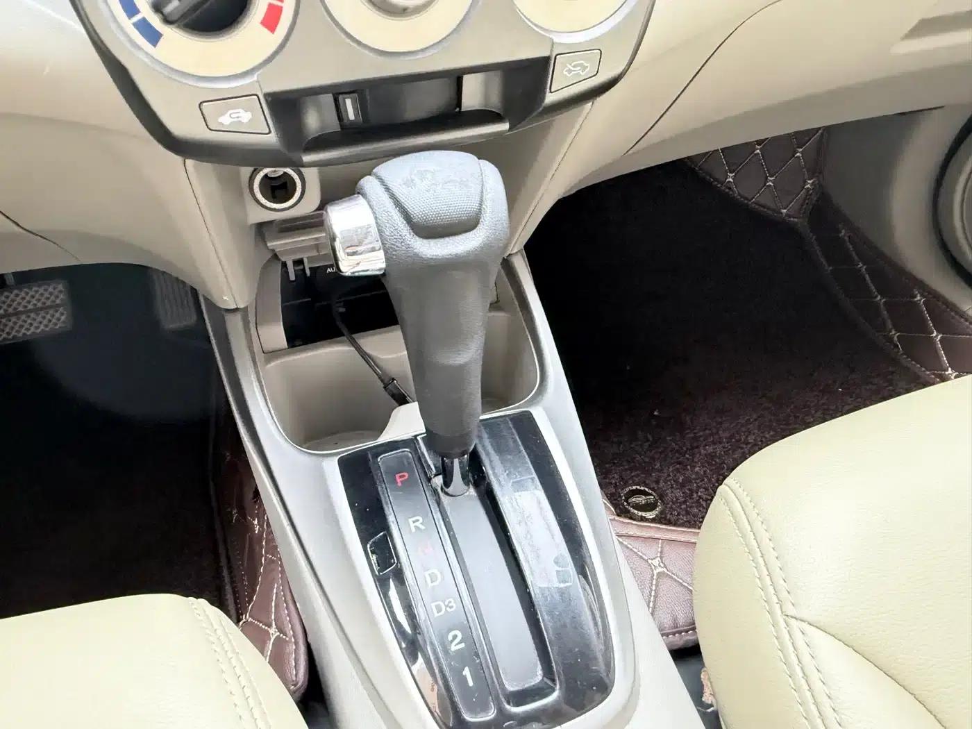 Honda City Classic 2012 1.5L Automatic Elite Edition — миниатюра 10