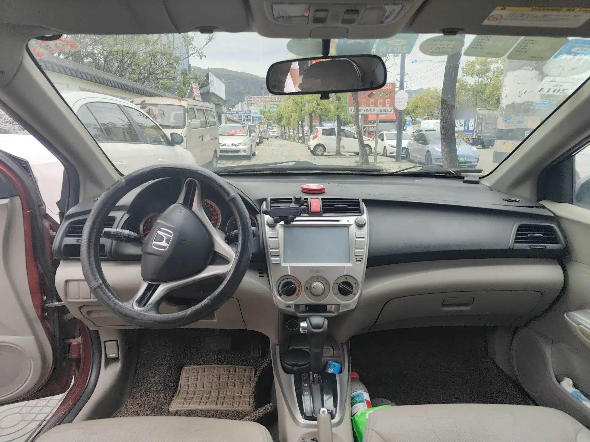 Honda City Classic 2011 1.5L Automatic Elite Edition — миниатюра 10