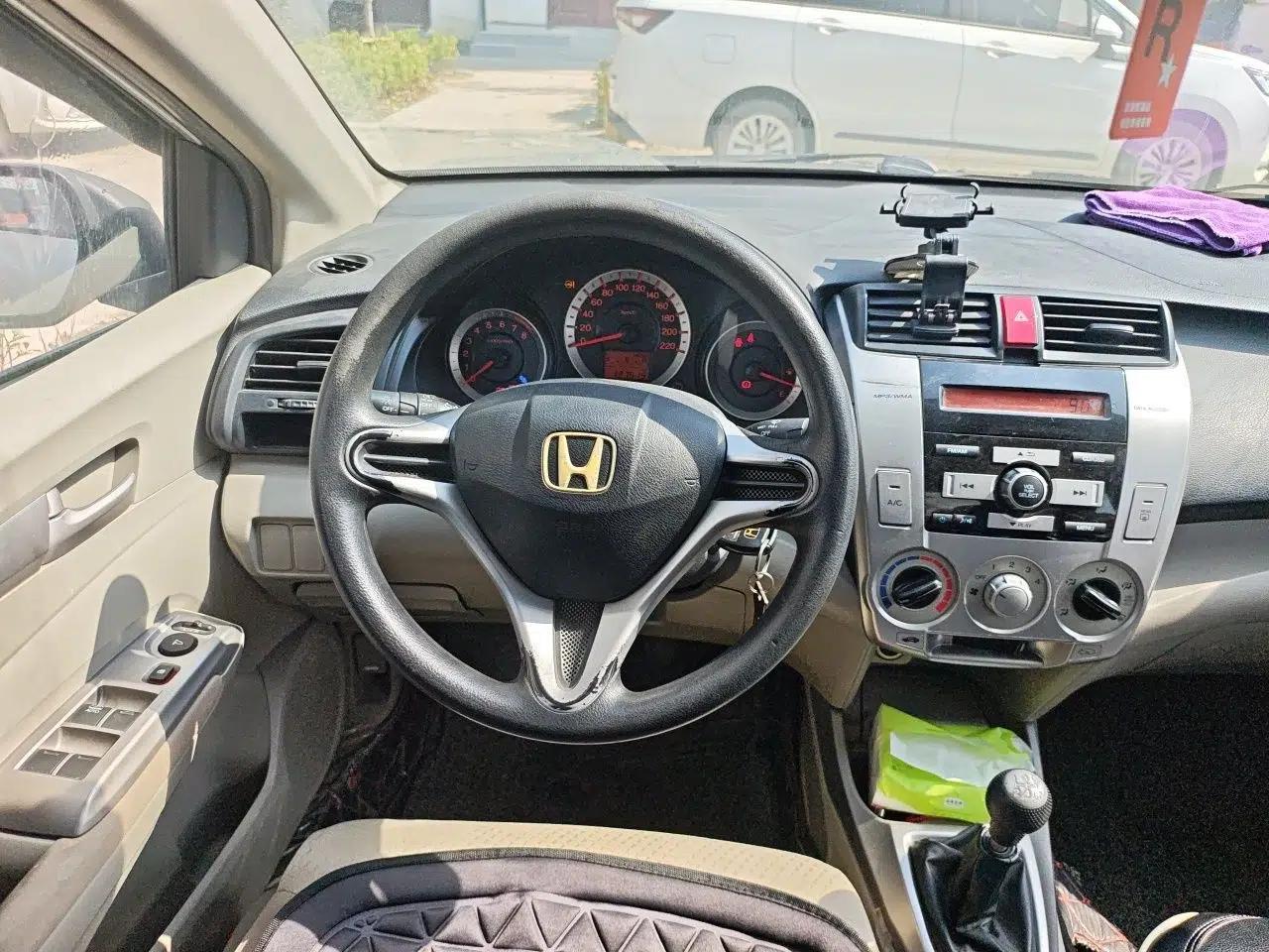 Honda City Classic 2011 1.5L Manual Elite Edition — миниатюра 11