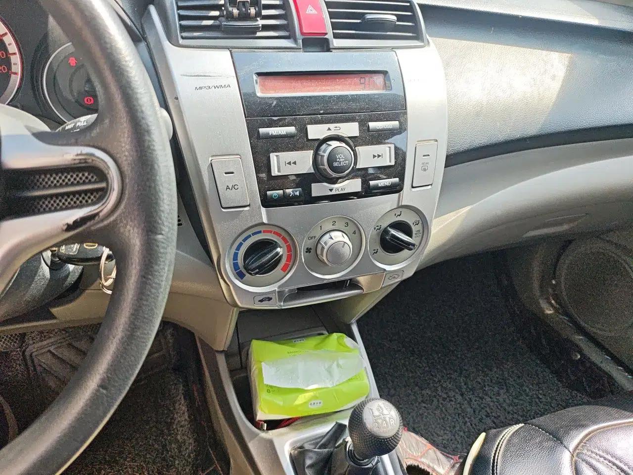 Honda City Classic 2011 1.5L Manual Elite Edition — миниатюра 14