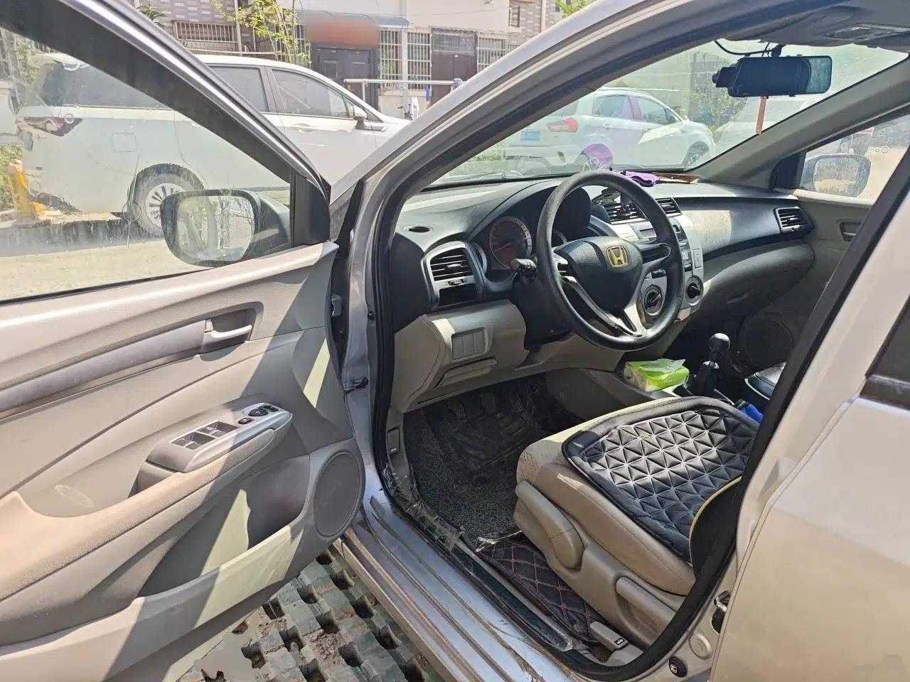 Honda City Classic 2011 1.5L Manual Elite Edition — миниатюра 17
