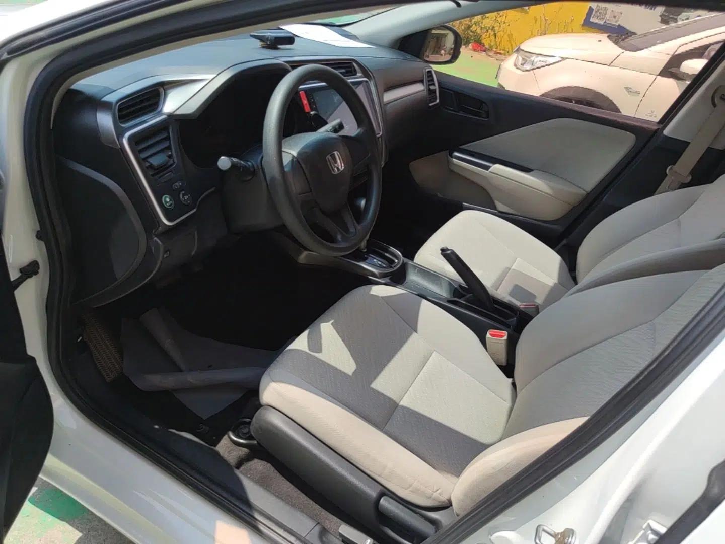 Honda Greiz 2016 1.5L CVT Classic Edition — миниатюра 17