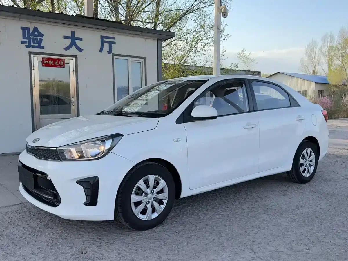 Kia K2 2017 1.4L Manual Smart Fashion Edition — миниатюра 1
