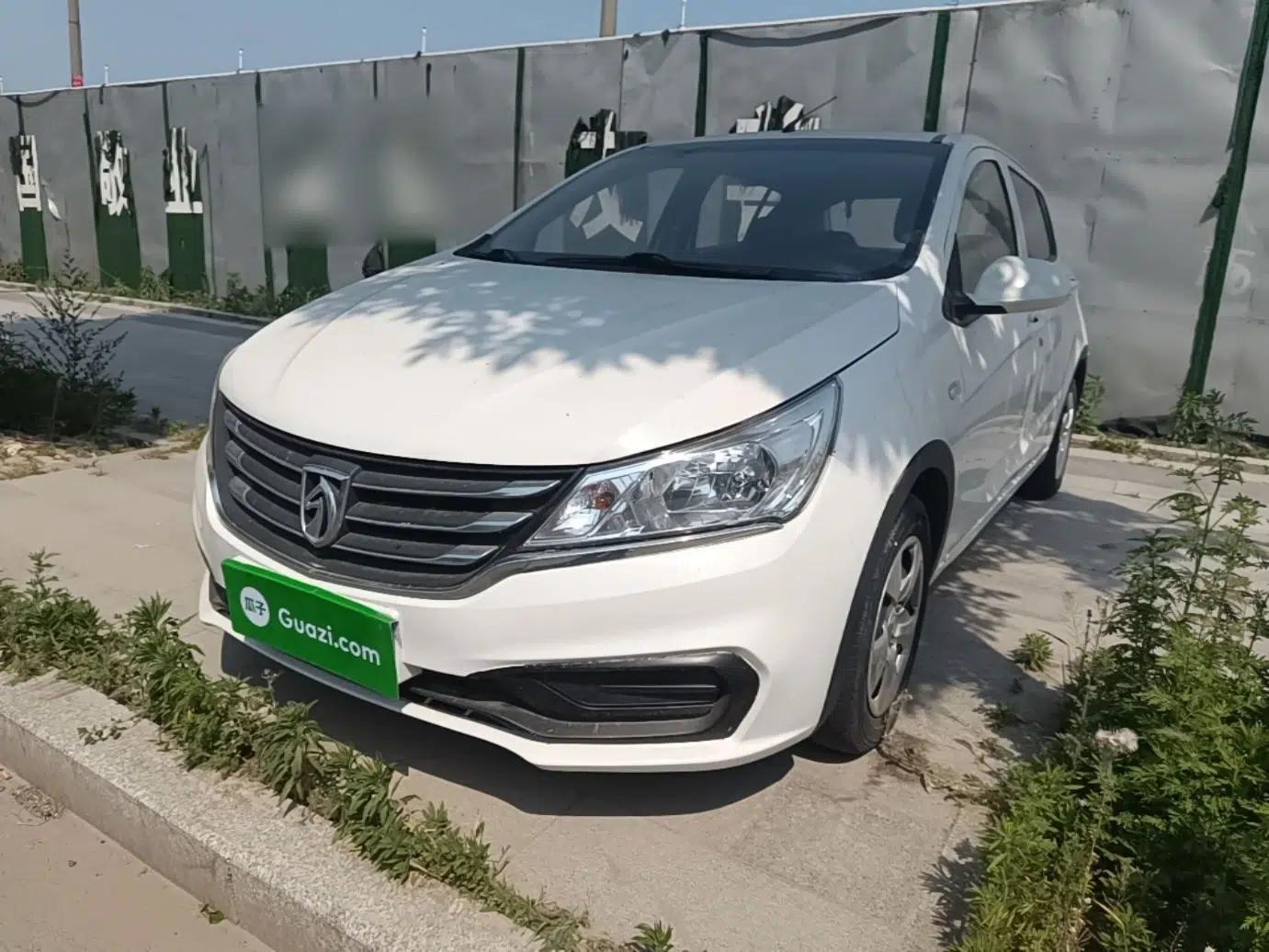 Baojun 310 2016 1.2L manual Comfort trim level — миниатюра 1