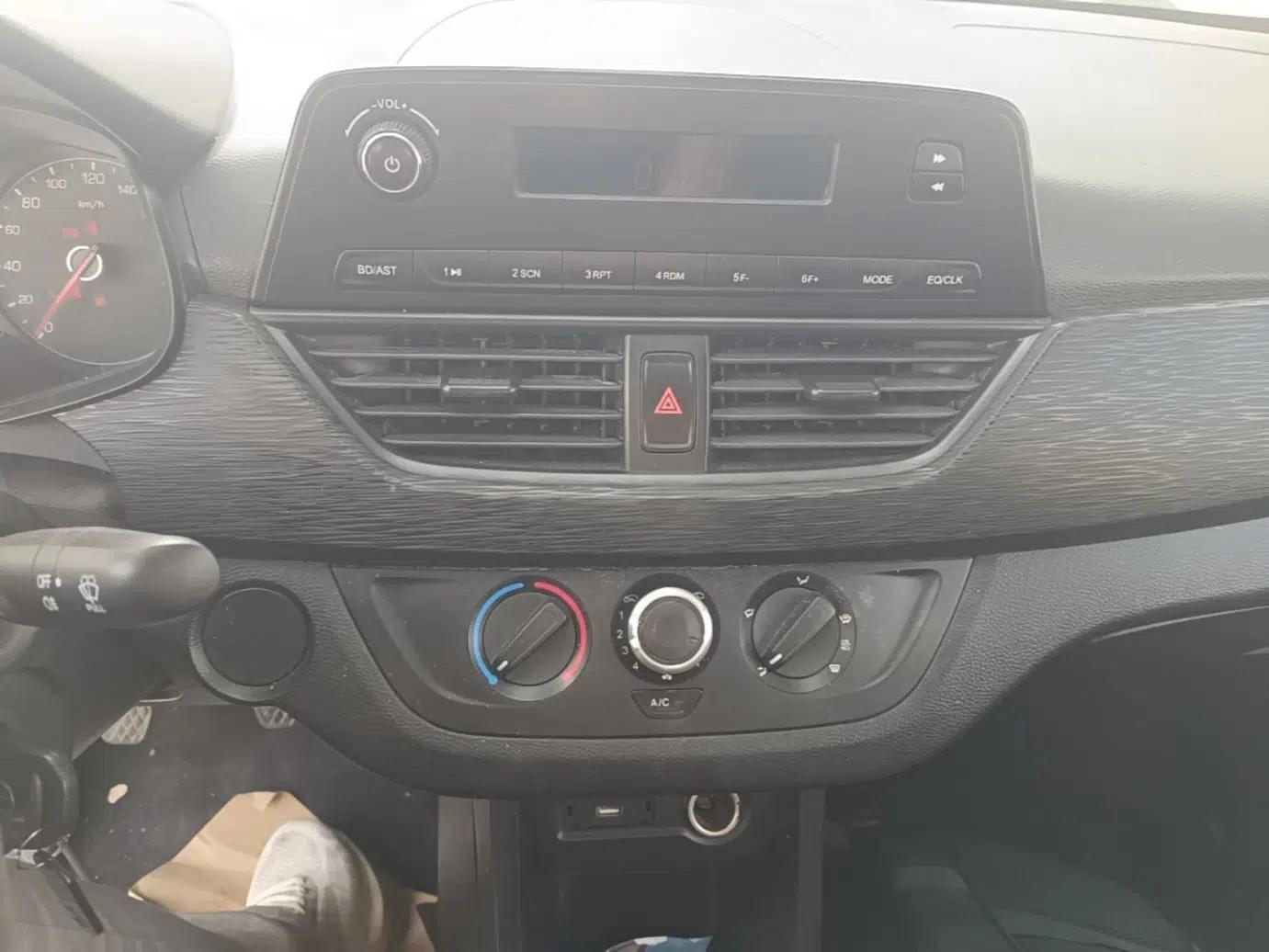 Baojun 310 2016 1.2L manual Comfort trim level — миниатюра 15