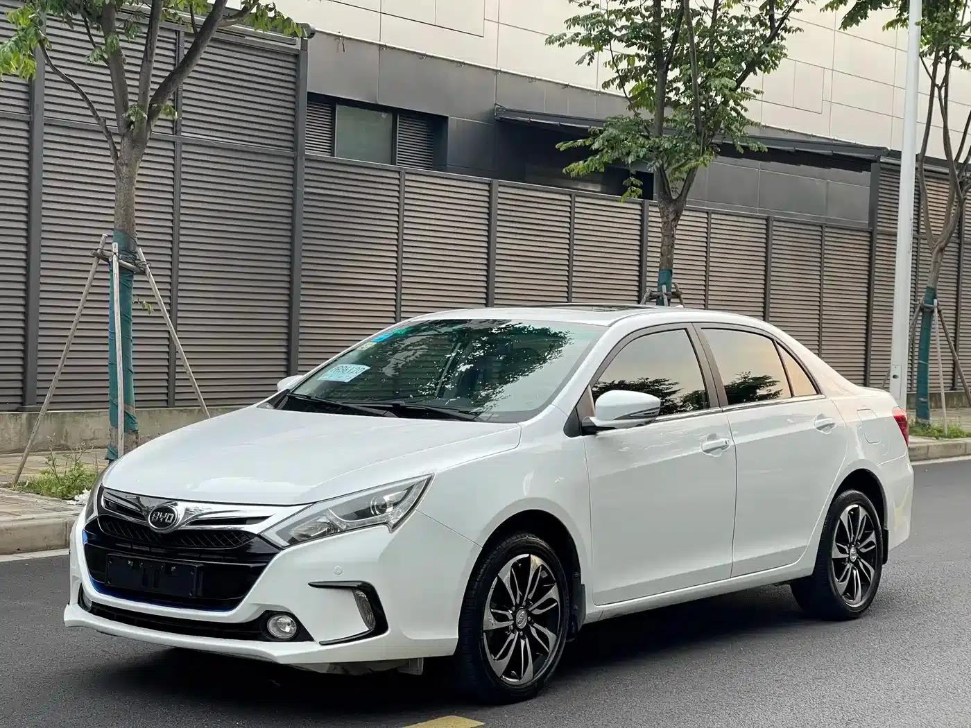 Qin New Energy 2015 1.5T Dual Crown Flagship Plus Edition — миниатюра 1
