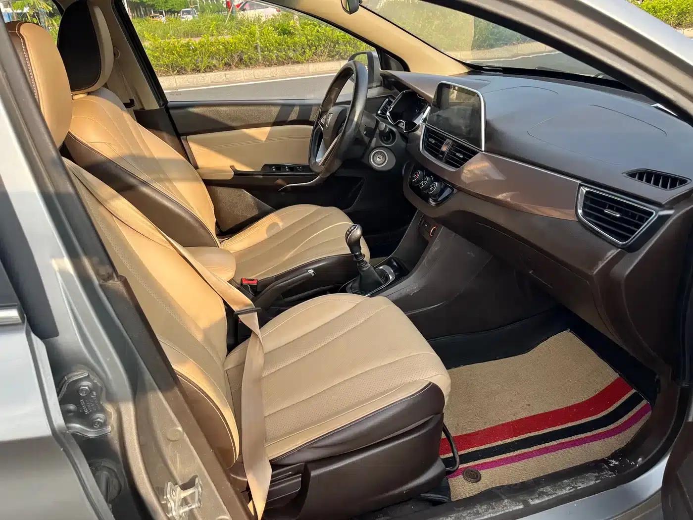 Baojun 310W 2017 1.5L Manual Fashion Model (National VI Emission Standard) — миниатюра 11