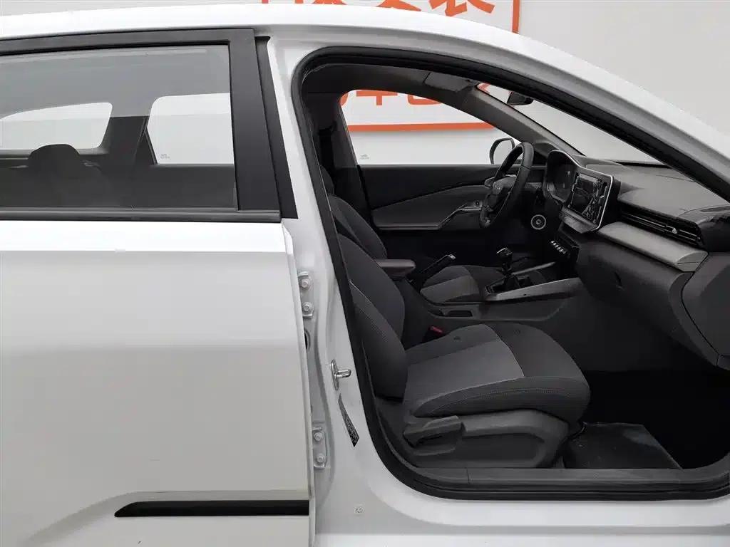 Baojun RC-5 2020 RC-5W 1.5L Manual Smart Elite Edition — миниатюра 23