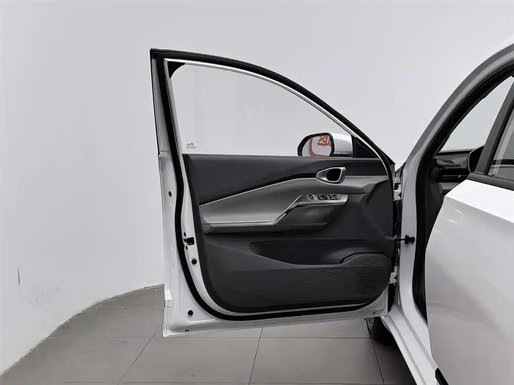 Baojun RC-5 2020 RC-5W 1.5L Manual Smart Elite Edition — миниатюра 8