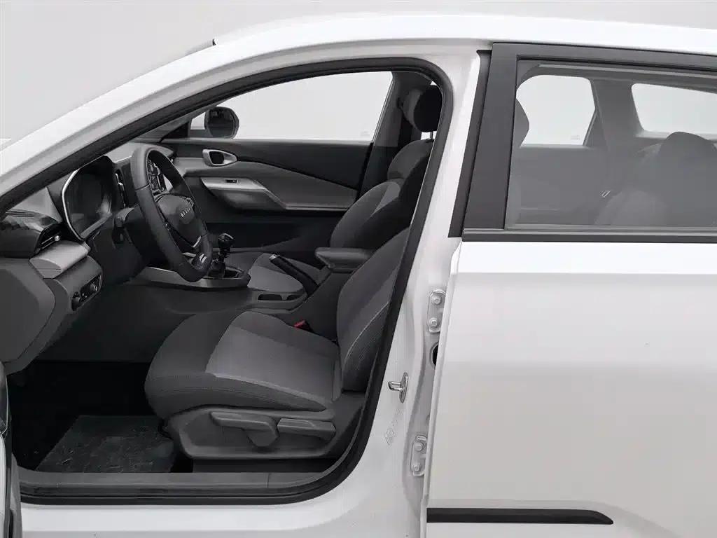Baojun RC-5 2020 RC-5W 1.5L Manual Smart Elite Edition — миниатюра 10