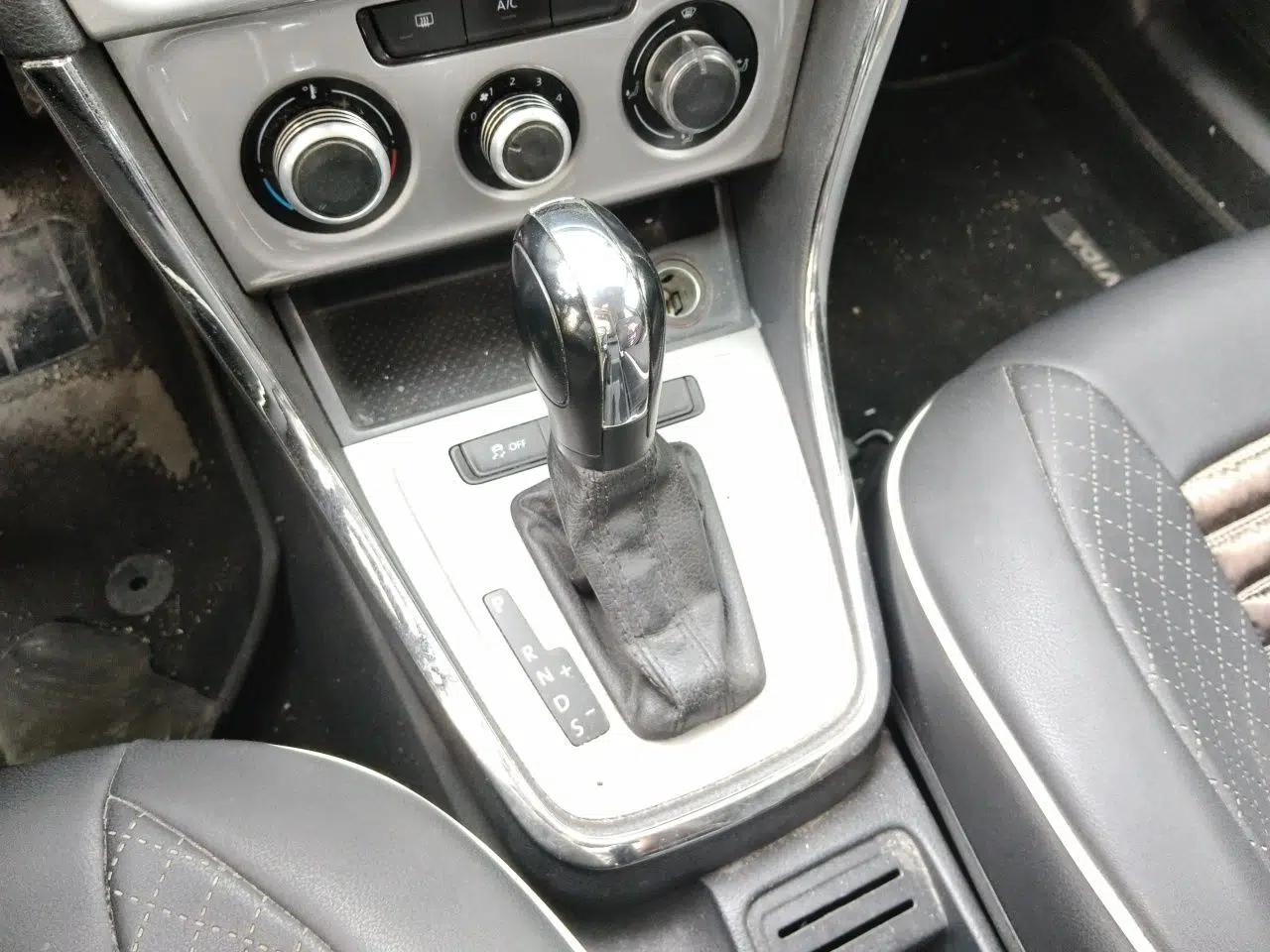 Volkswagen Gran Lavida 2013 1.6L Automatic Fashion Model — миниатюра 15