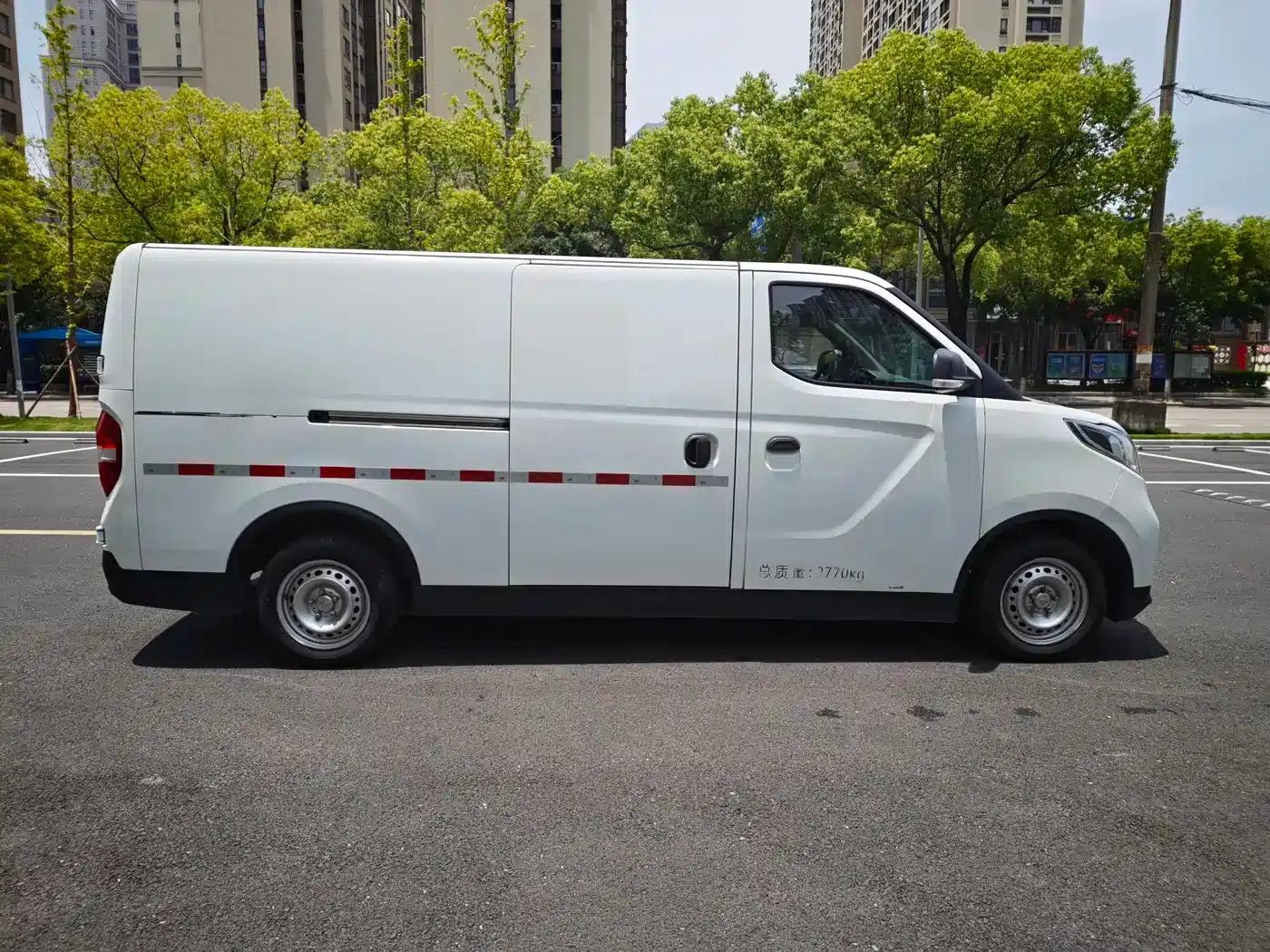 Maxus EV30 2023: Pure Electric Intelligent Logistics Expert, Long Wheelbase, CATL — миниатюра 4