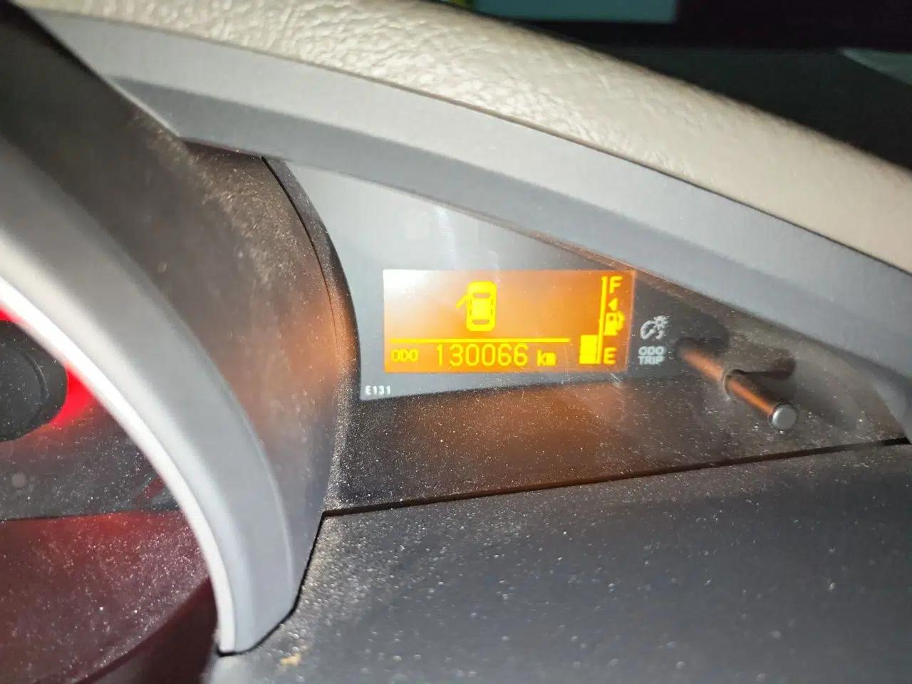 Toyota Verso 2014 Starlight 180E CVT Elite Multi-Function Edition — миниатюра 13