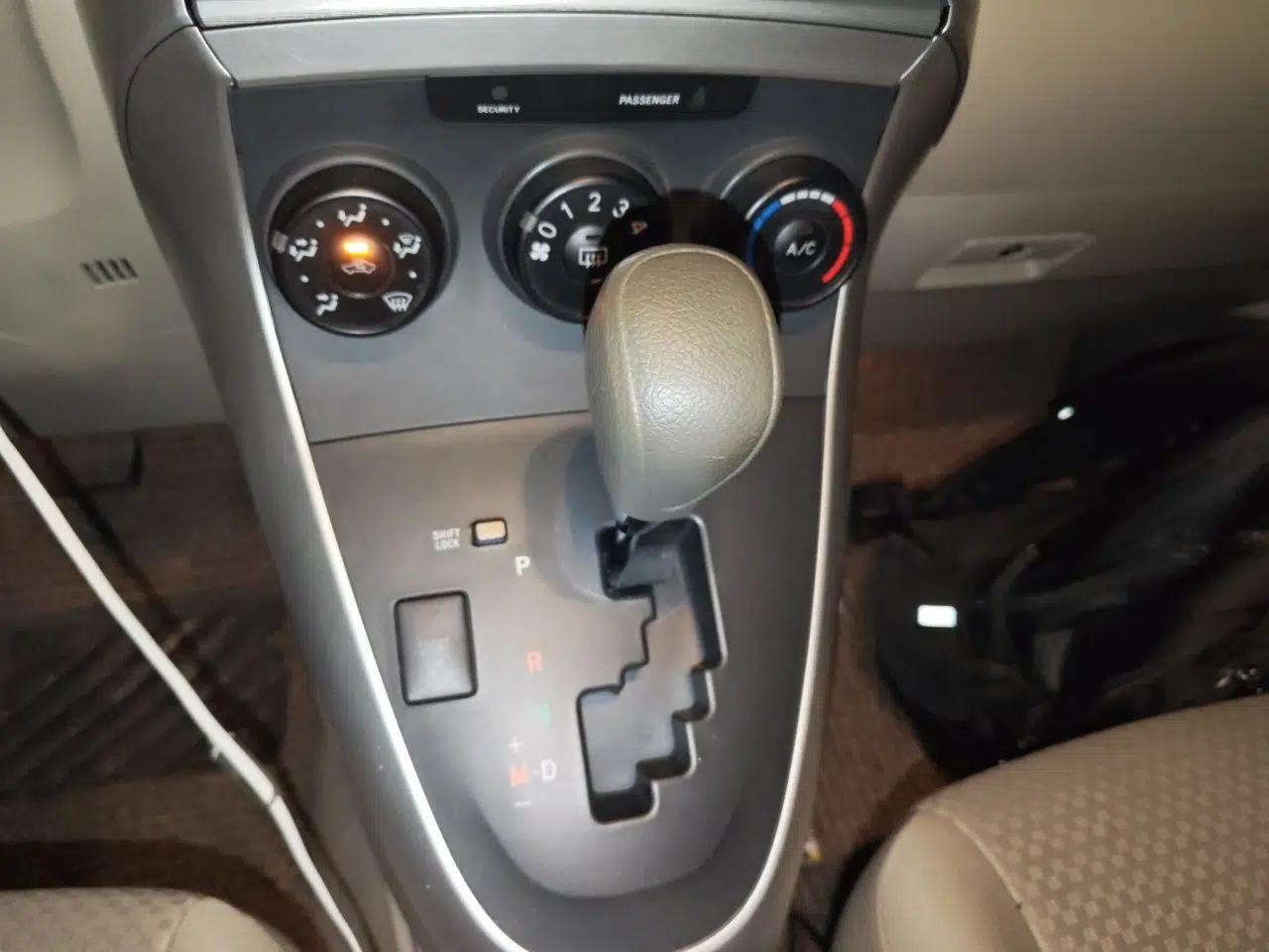 Toyota Verso 2014 Starlight 180E CVT Elite Multi-Function Edition — миниатюра 15