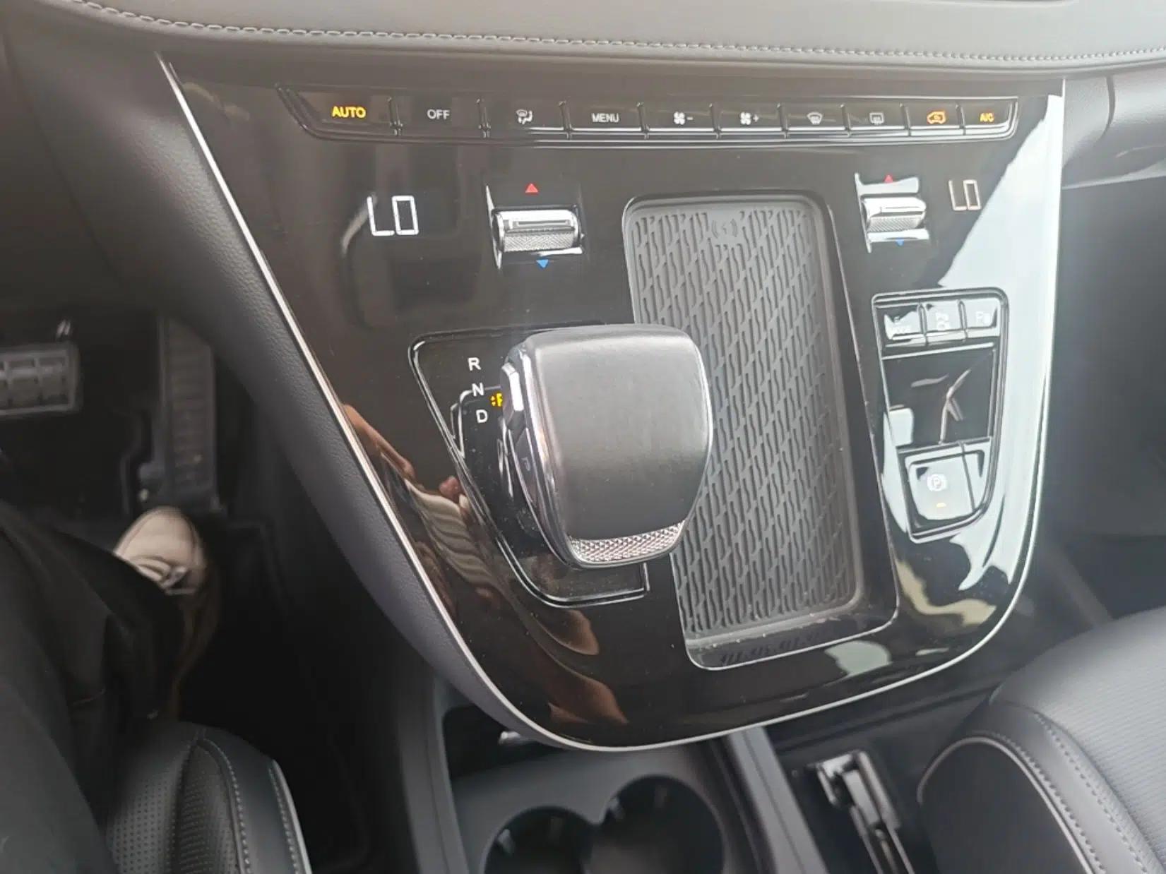 Hongqi HQ9 PHEV 2024 2.0T Four-Wheel Drive Luxury Edition — миниатюра 17