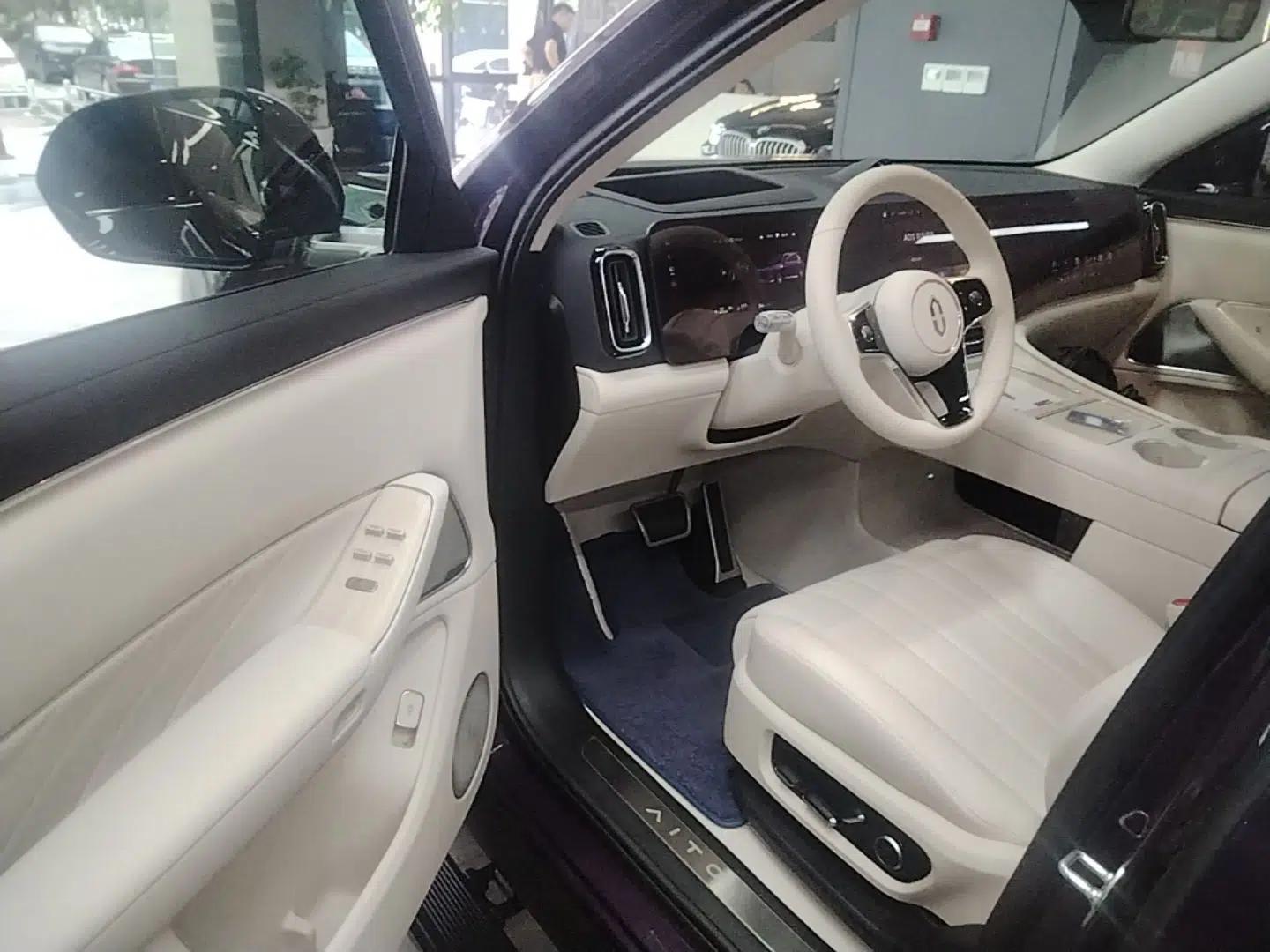 Hima AITO M8 2025 Extended-Range Max+ Version 53.4 kWh 5-Seater Edition — миниатюра 19
