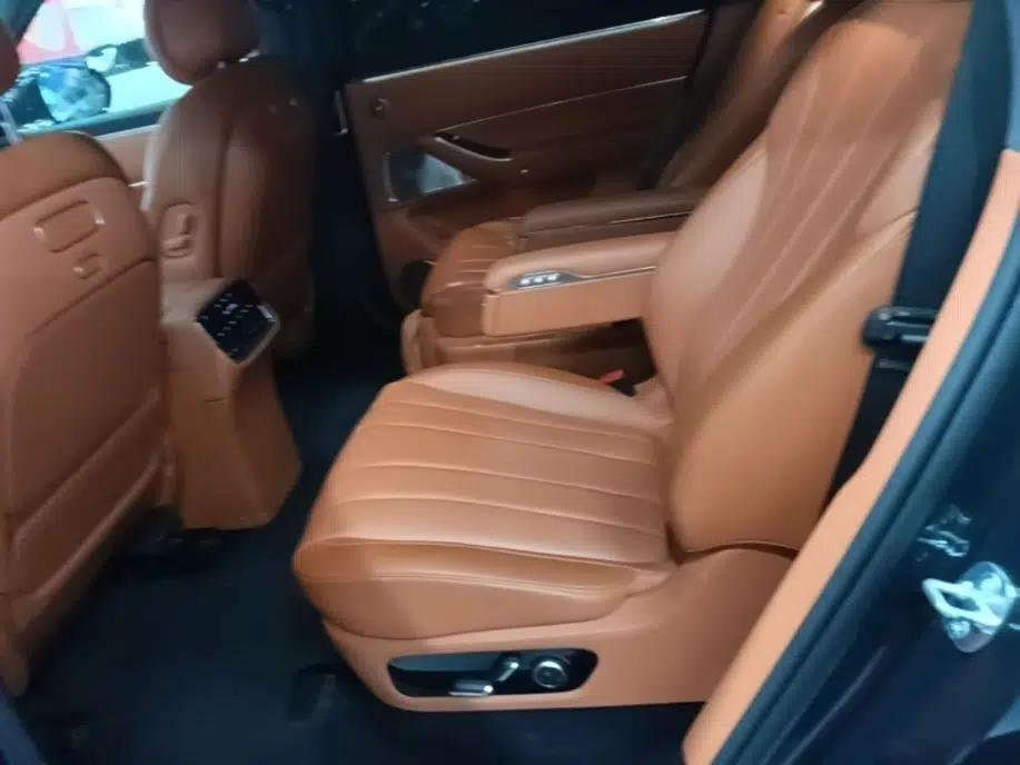 Hima AITO M8 2025 Extended-Range Ultra Version 53.4 kWh 6-Seater Edition — миниатюра 20