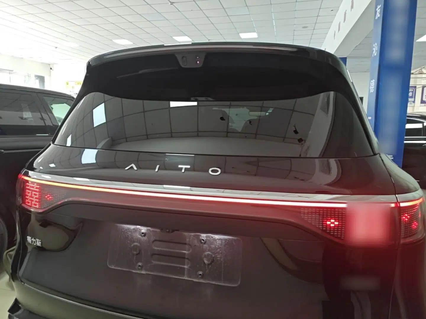 Hima AITO M8 2025 Extended-Range Max+ Version 53.4 kWh 6-Seater Edition — миниатюра 5