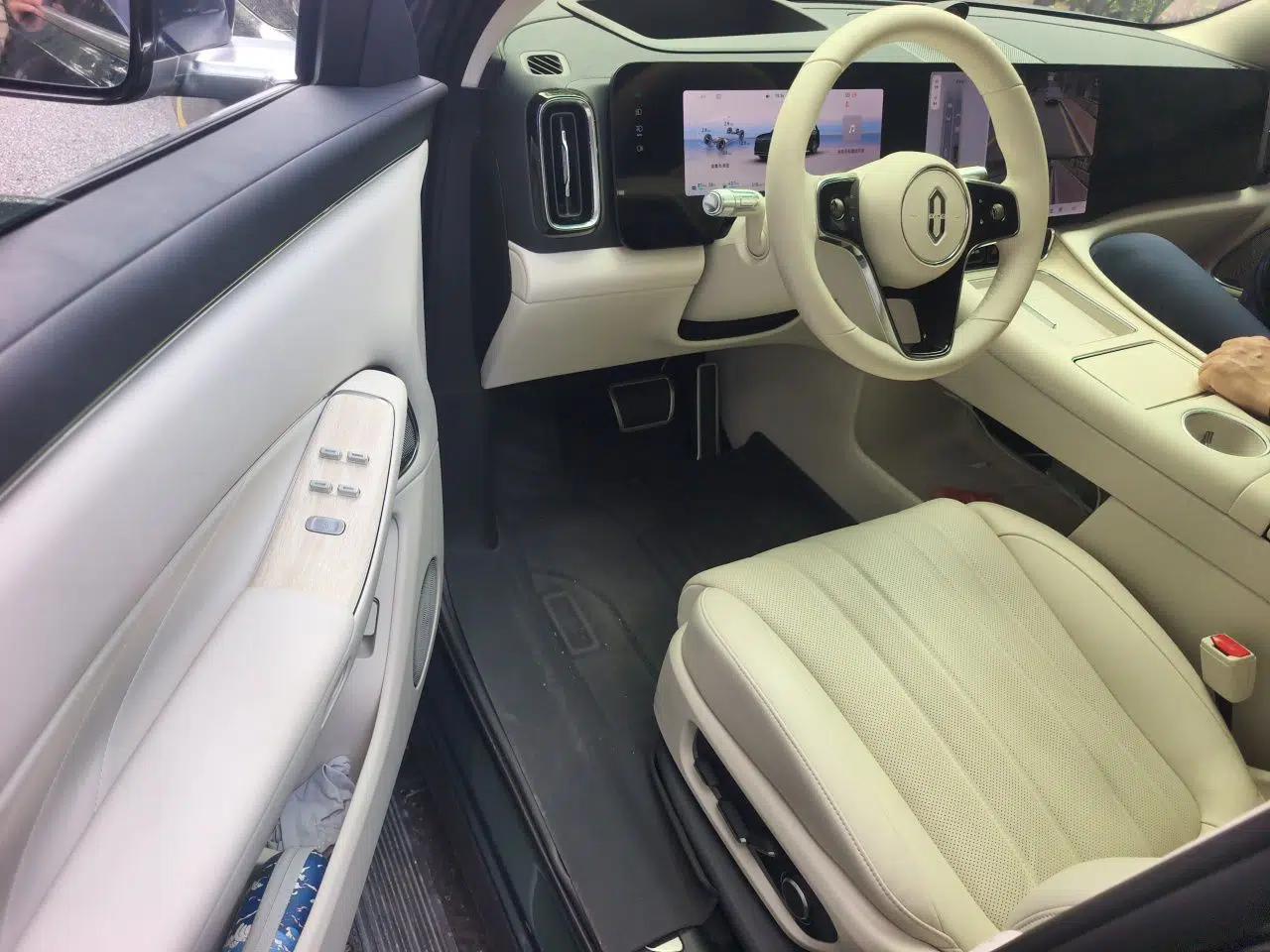 Hima AITO M8 2025 Extended-Range Max+ Version 53.4 kWh 6-Seater Edition — миниатюра 17