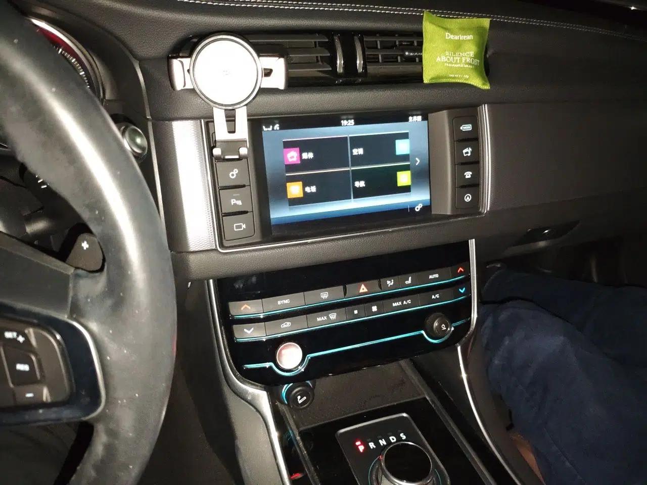 Jaguar XF 2016 XF 2.0T Two-Wheel-Drive R-Sport Sport Edition — миниатюра 14