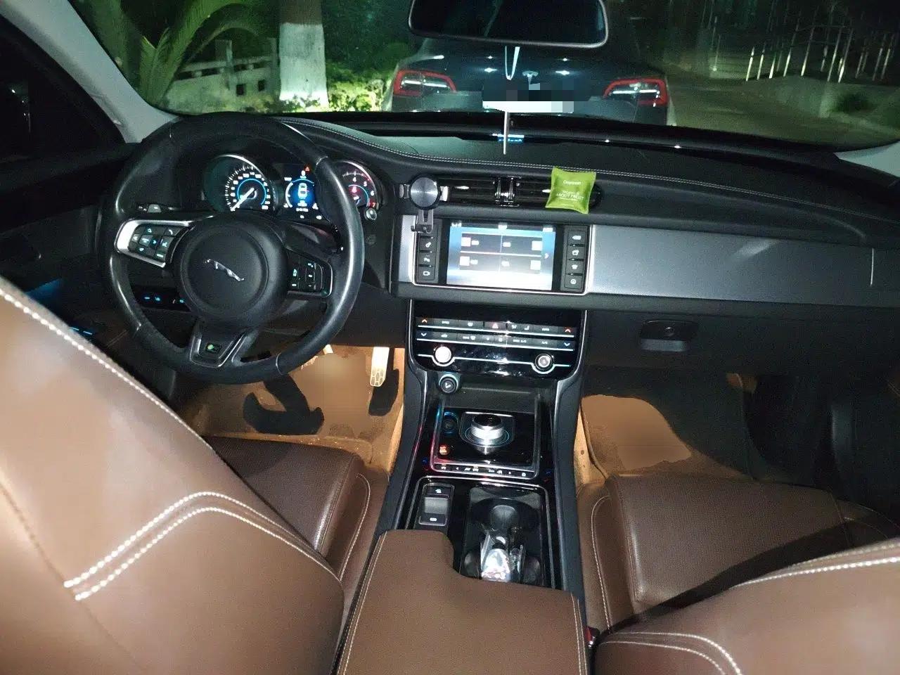 Jaguar XF 2016 XF 2.0T Two-Wheel-Drive R-Sport Sport Edition — миниатюра 10