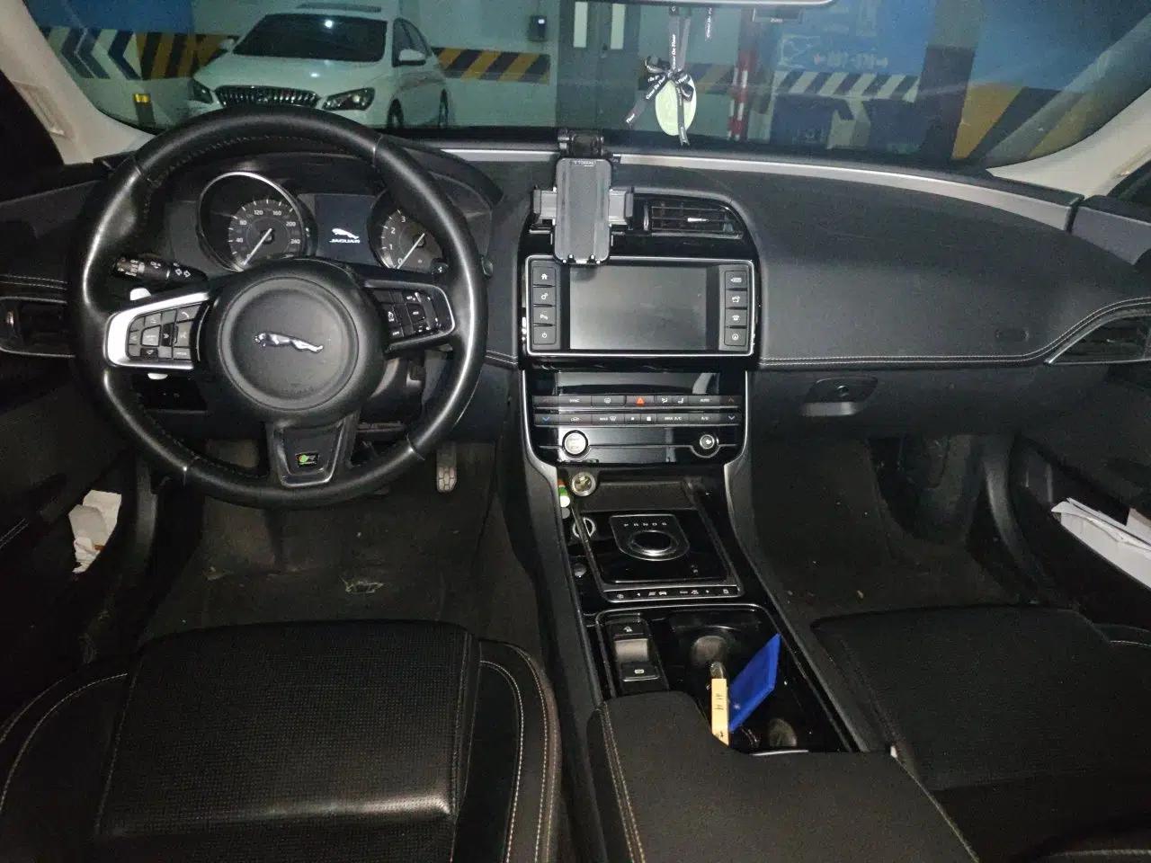 Jaguar XE 2018 2.0T 200 PS Two-Wheel-Drive R-Sport Sport Edition — миниатюра 10