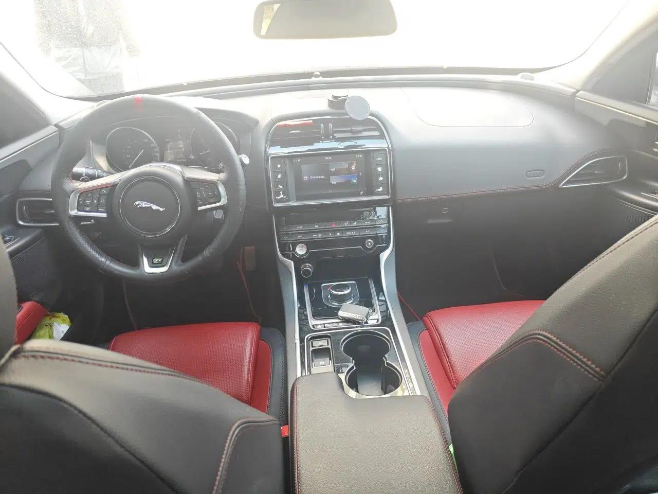 Jaguar XE 2017 2.0T 200 PS R-Sport — миниатюра 10