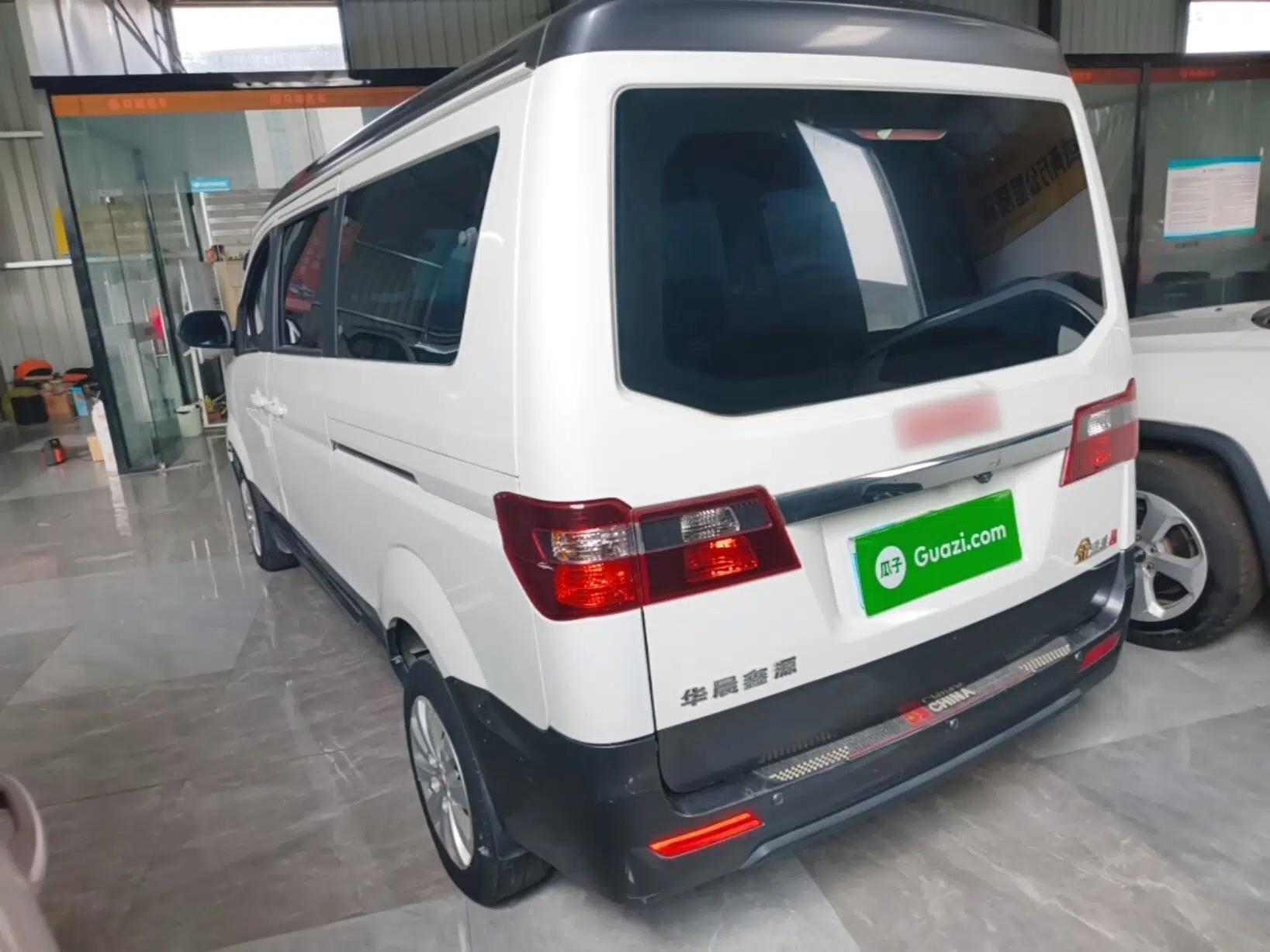 Jinbei Gold Hiace M Classic 2022 Panda Edition 1.5L Travel Lion Passenger Van 6 Seats — миниатюра 4