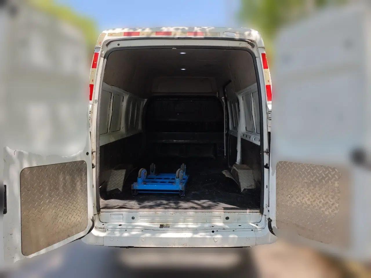 JMC Fushun 2022 2.0T Manual Van with Mid-Roof High Roof and 3 Seats — миниатюра 20