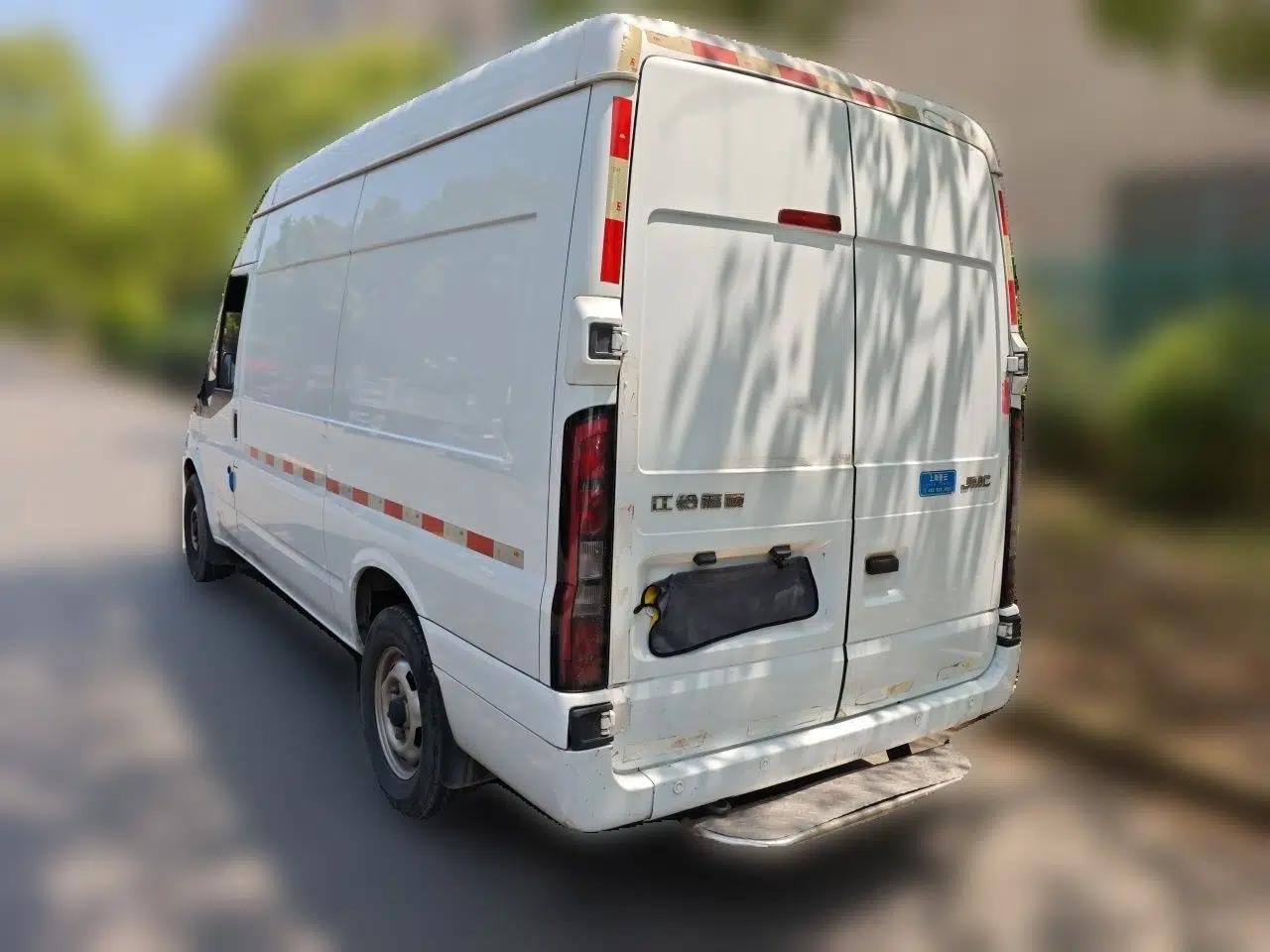 JMC Fushun 2022 2.0T Manual Van with Mid-Roof High Roof and 3 Seats — миниатюра 4