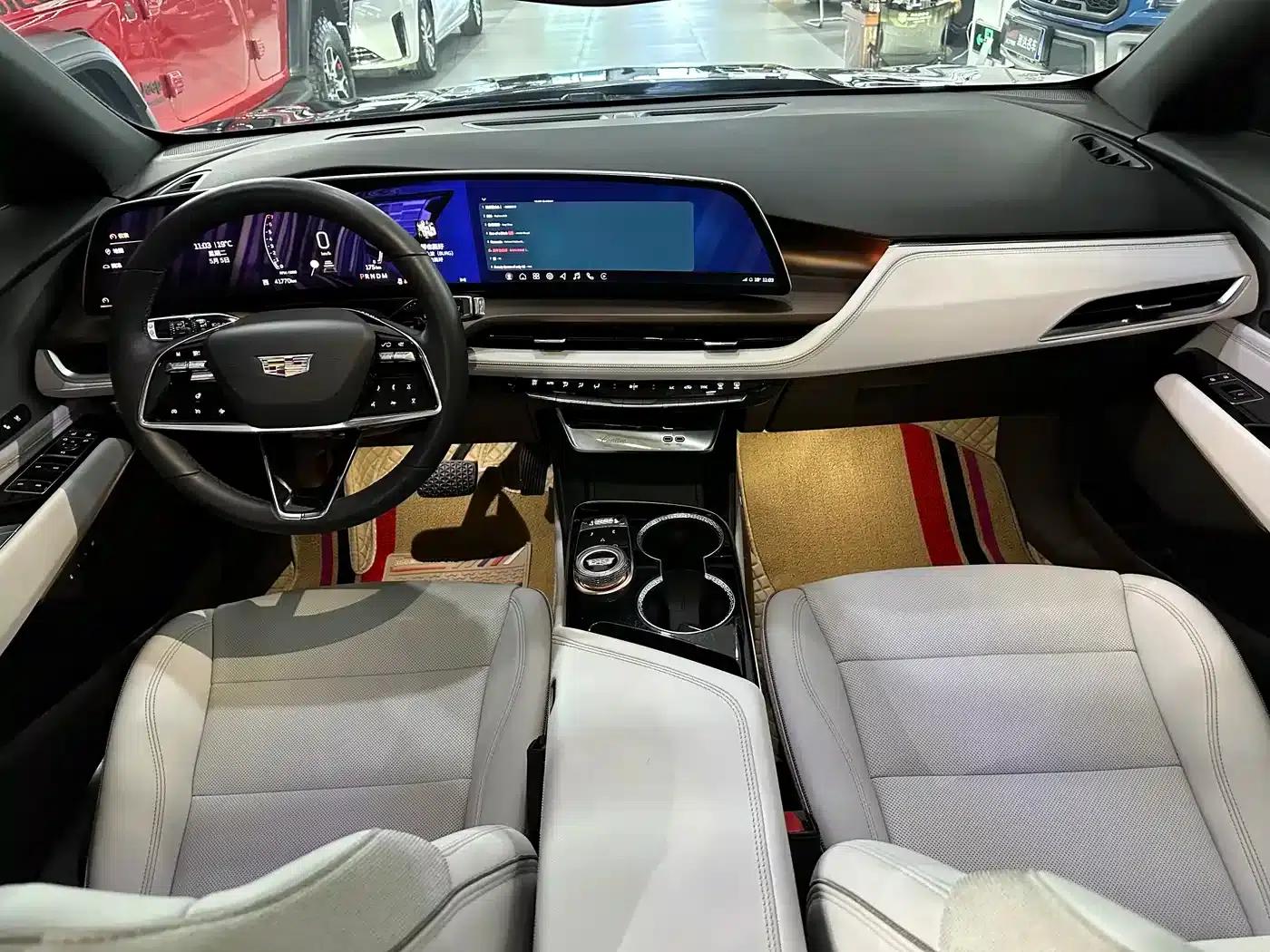 2023 Cadillac GT4 25T Luxury — миниатюра 4