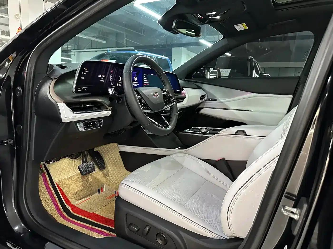 2023 Cadillac GT4 25T Luxury — миниатюра 5