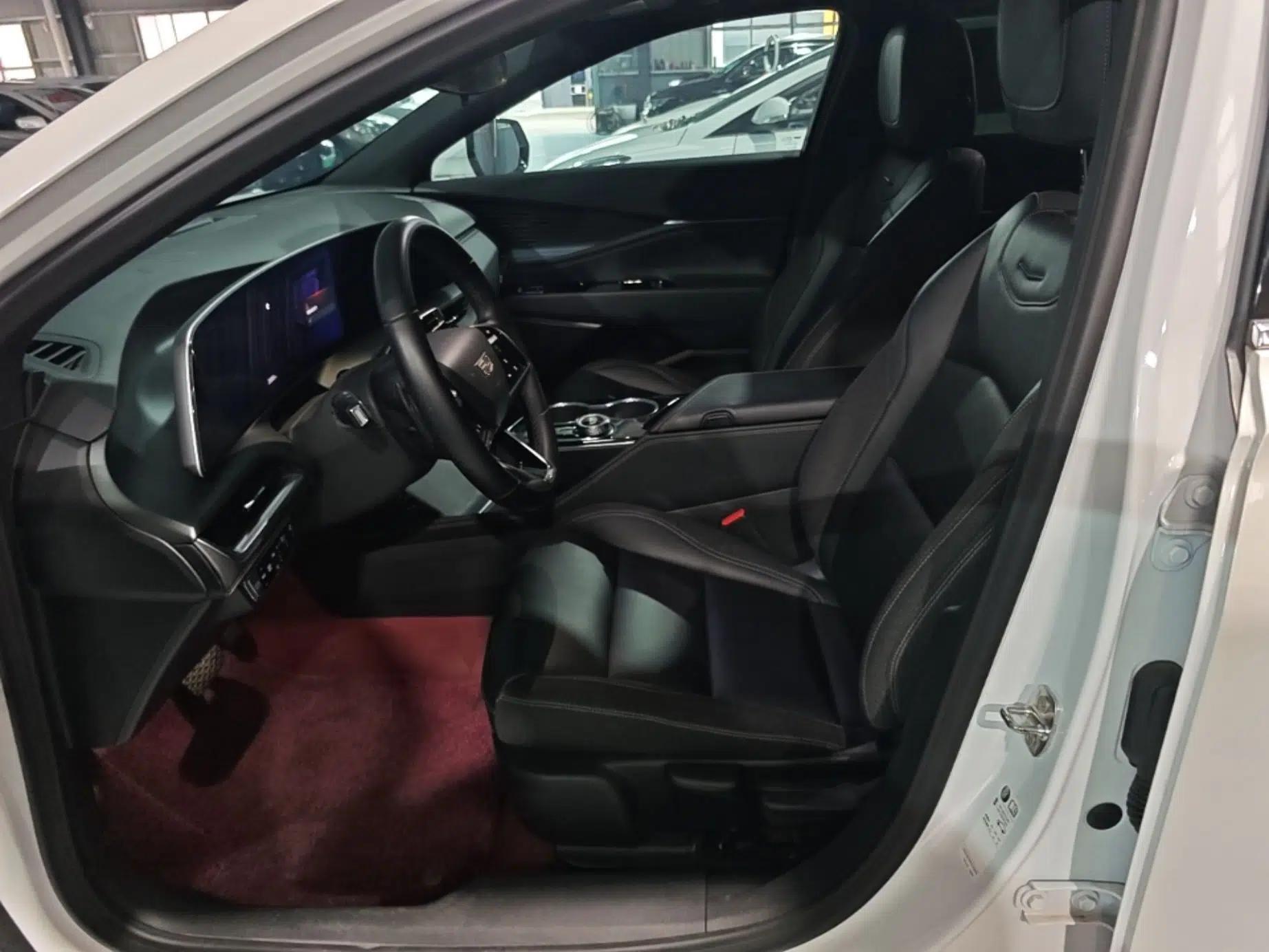 Cadillac GT4 2023 25T Fashion Edition — миниатюра 18