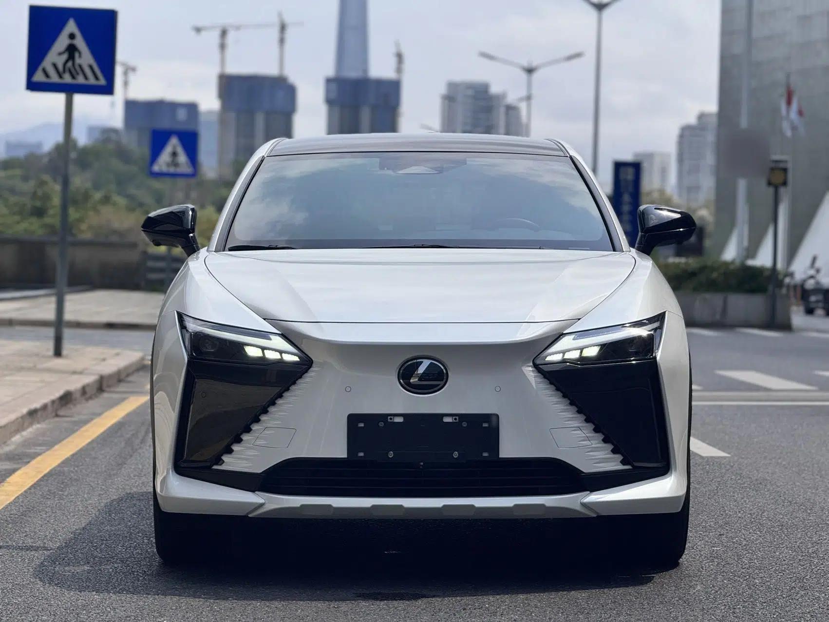 Lexus RZ 2023 450e All-Wheel Drive Luxury Edition — миниатюра 2