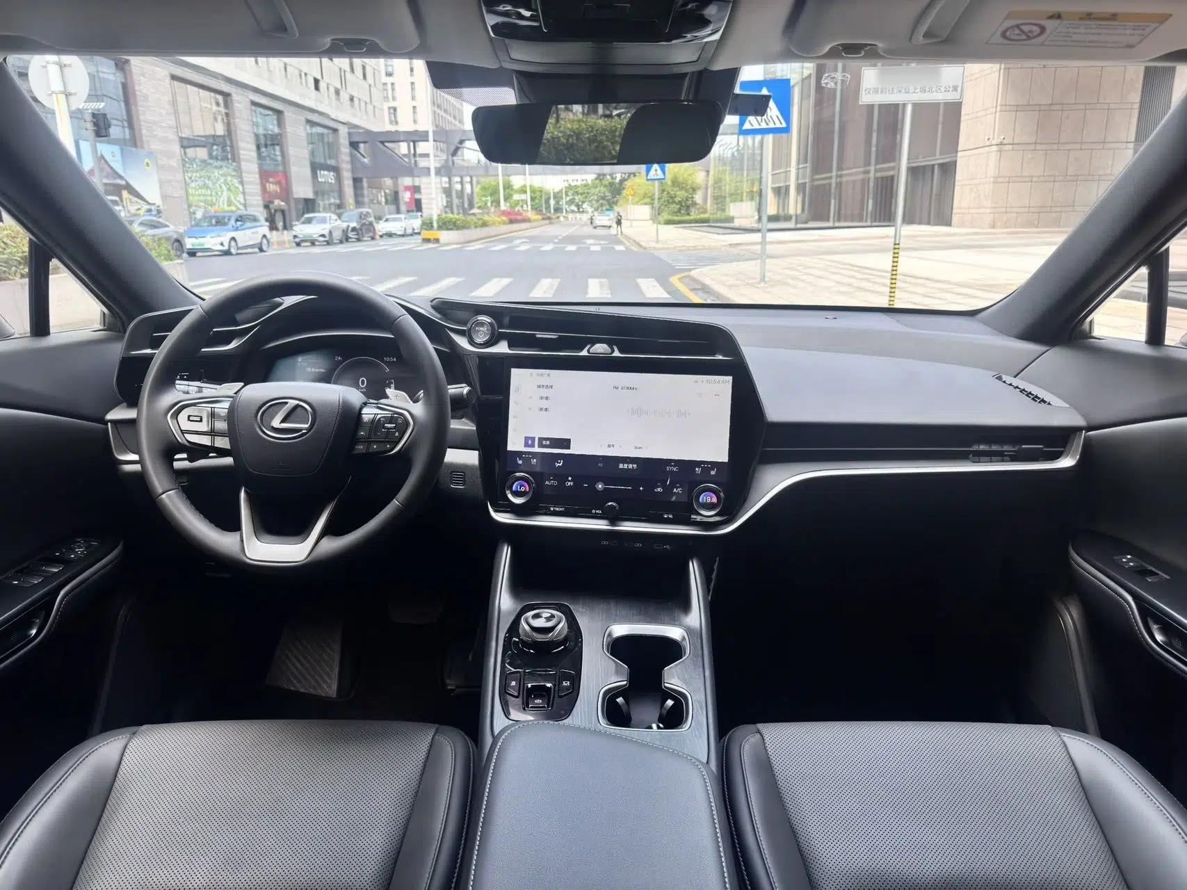 Lexus RZ 2023 450e All-Wheel Drive Luxury Edition — миниатюра 13