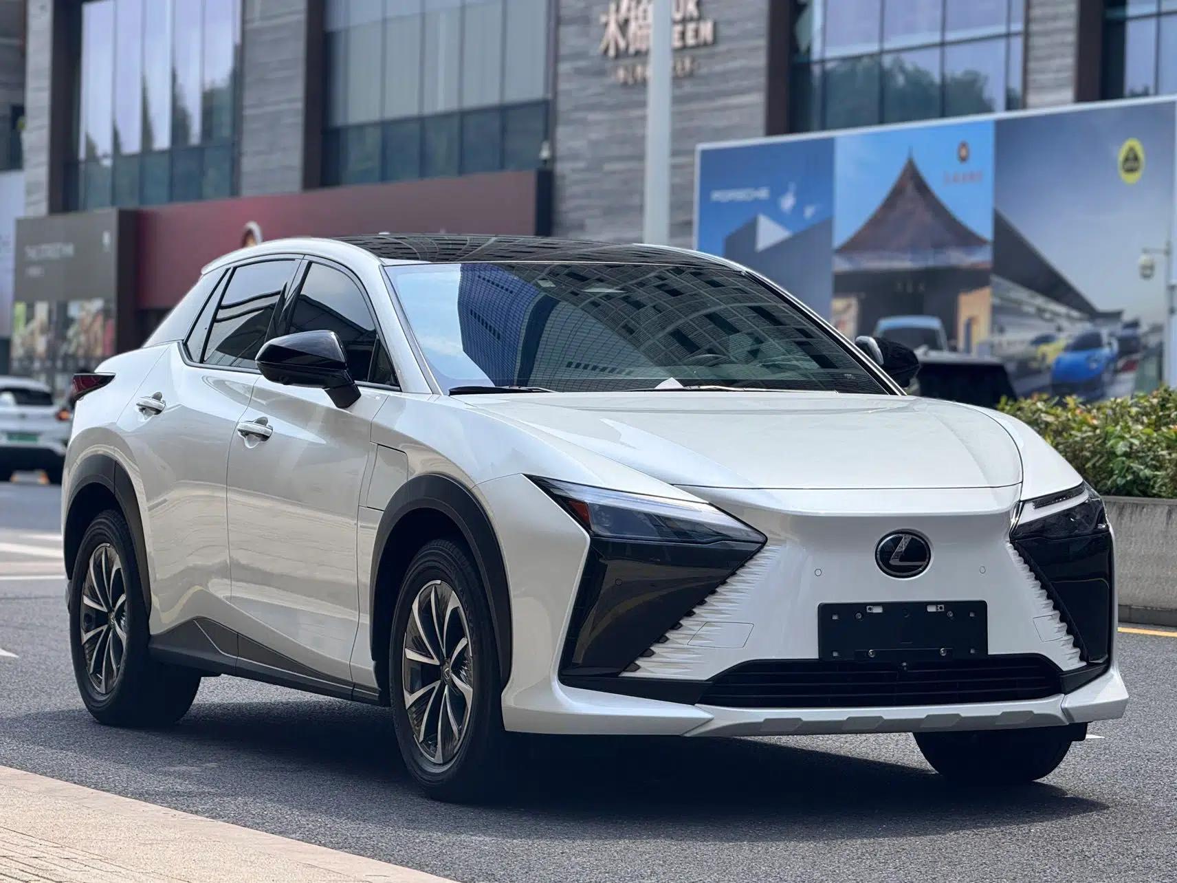 Lexus RZ 2023 450e All-Wheel Drive Luxury Edition — миниатюра 3