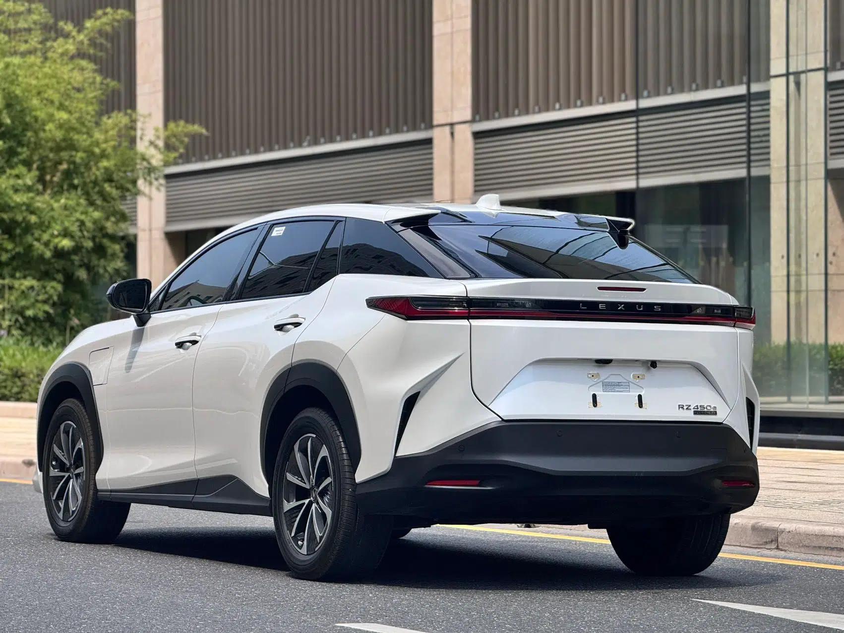 Lexus RZ 2023 450e All-Wheel Drive Luxury Edition — миниатюра 4