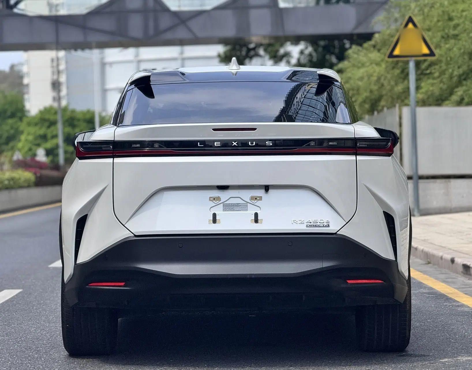 Lexus RZ 2023 450e All-Wheel Drive Luxury Edition — миниатюра 5