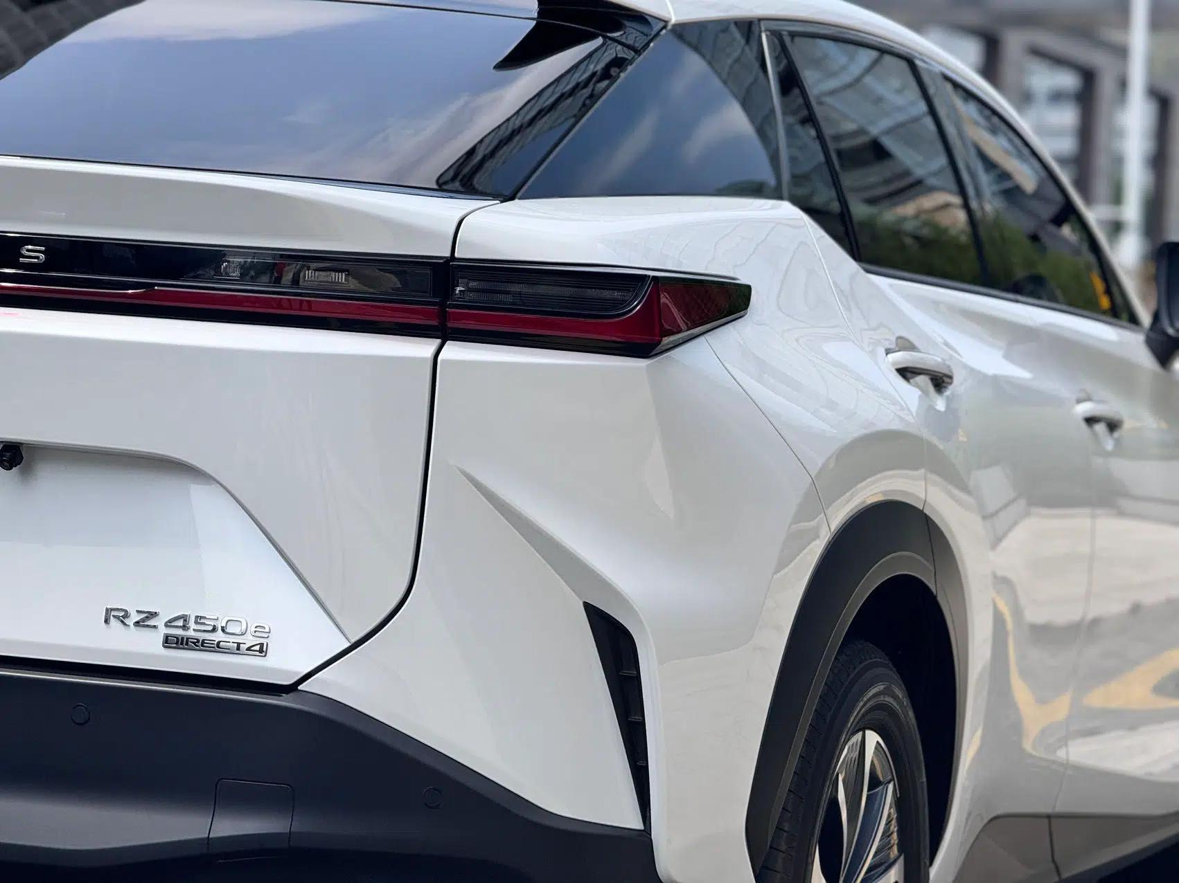 Lexus RZ 2023 450e All-Wheel Drive Luxury Edition — миниатюра 7