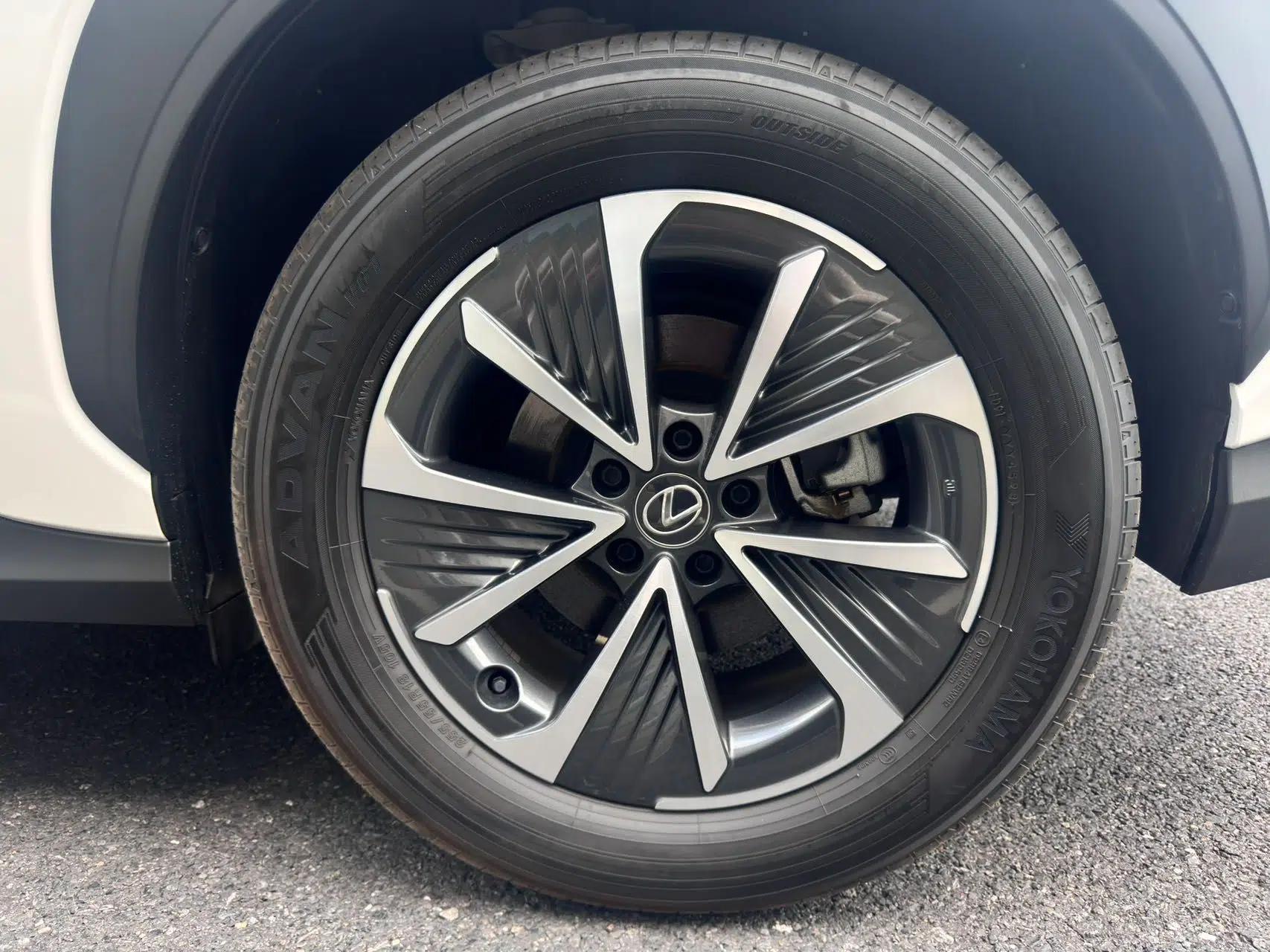 Lexus RZ 2023 450e All-Wheel Drive Luxury Edition — миниатюра 8